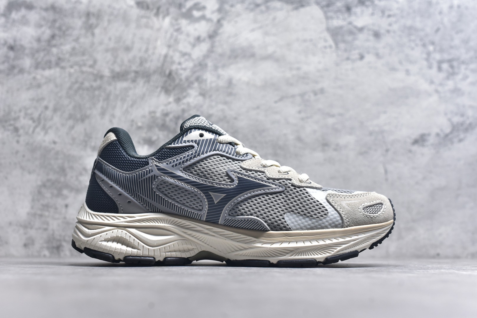 图片[3]-#Mizuno Racer S 潮流复古防滑耐磨透气 低帮 休闲训练长跑短跑城市通勤跑步鞋 美津浓（Mizuno）是日本美津浓株式会社于1906年创立的运动品牌，经过一个多世纪的不断努力现已成为世界著名的运动器具、服装和鞋类生产商。美津浓力求服务于各类运动项目，并竭力使运动生活更加愉快和振奋。产品种类齐全，覆盖几乎全部主要运动项目，达到30万多个品类。尺码：36 36.5 37.5 38 38.5 39 40 40.5 41 42 42.5 43 44 44.5 45-选品中心