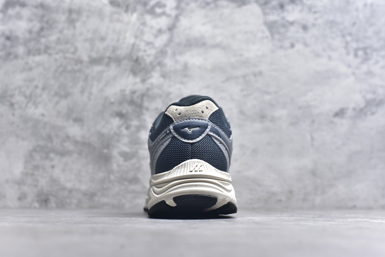 图片[5]-#Mizuno Racer S 潮流复古防滑耐磨透气 低帮 休闲训练长跑短跑城市通勤跑步鞋 美津浓（Mizuno）是日本美津浓株式会社于1906年创立的运动品牌，经过一个多世纪的不断努力现已成为世界著名的运动器具、服装和鞋类生产商。美津浓力求服务于各类运动项目，并竭力使运动生活更加愉快和振奋。产品种类齐全，覆盖几乎全部主要运动项目，达到30万多个品类。尺码：36 36.5 37.5 38 38.5 39 40 40.5 41 42 42.5 43 44 44.5 45-选品中心