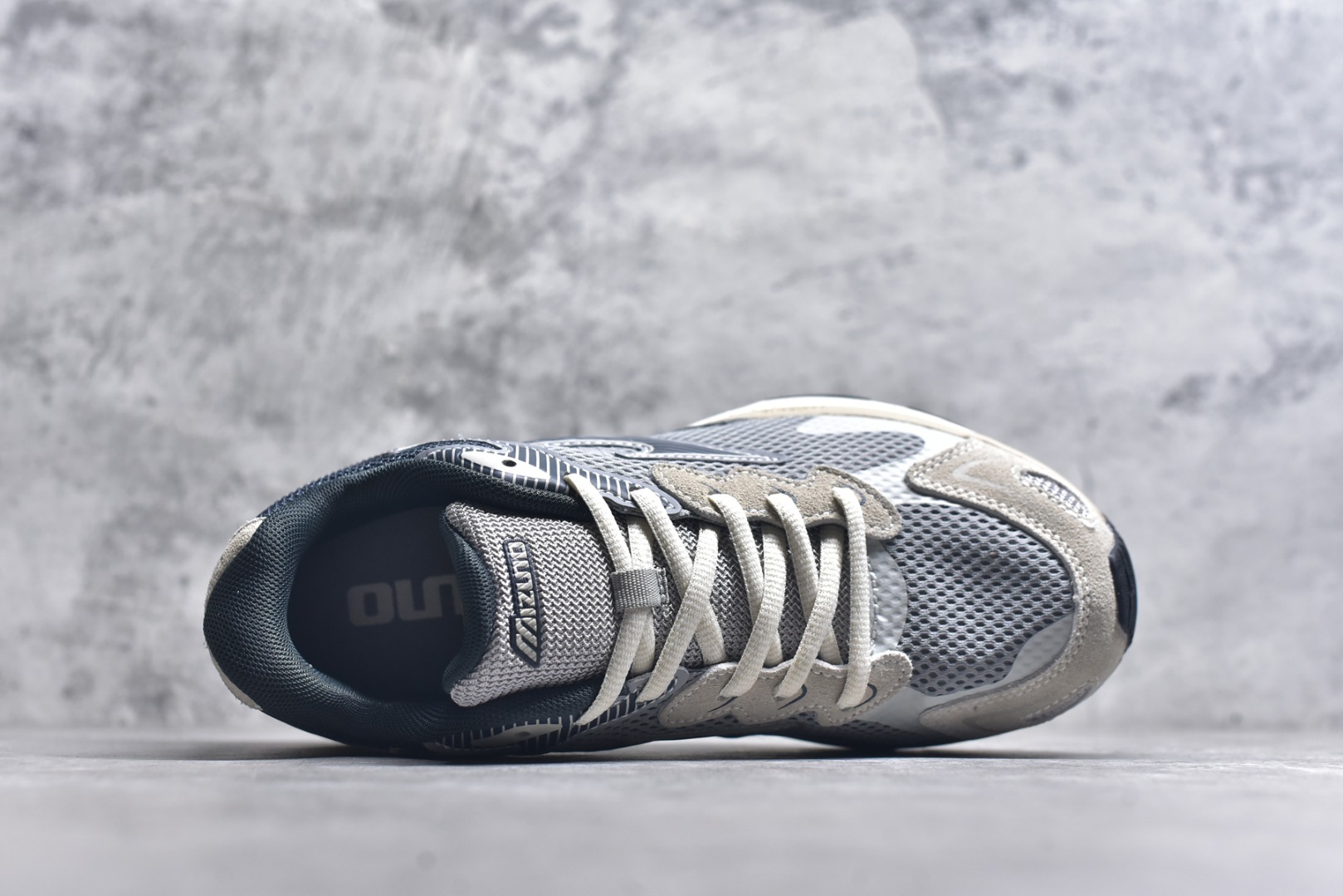 图片[4]-#Mizuno Racer S 潮流复古防滑耐磨透气 低帮 休闲训练长跑短跑城市通勤跑步鞋 美津浓（Mizuno）是日本美津浓株式会社于1906年创立的运动品牌，经过一个多世纪的不断努力现已成为世界著名的运动器具、服装和鞋类生产商。美津浓力求服务于各类运动项目，并竭力使运动生活更加愉快和振奋。产品种类齐全，覆盖几乎全部主要运动项目，达到30万多个品类。尺码：36 36.5 37.5 38 38.5 39 40 40.5 41 42 42.5 43 44 44.5 45-选品中心