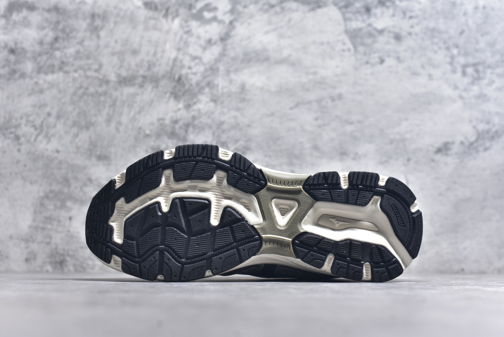 图片[6]-#Mizuno Racer S 潮流复古防滑耐磨透气 低帮 休闲训练长跑短跑城市通勤跑步鞋 美津浓（Mizuno）是日本美津浓株式会社于1906年创立的运动品牌，经过一个多世纪的不断努力现已成为世界著名的运动器具、服装和鞋类生产商。美津浓力求服务于各类运动项目，并竭力使运动生活更加愉快和振奋。产品种类齐全，覆盖几乎全部主要运动项目，达到30万多个品类。尺码：36 36.5 37.5 38 38.5 39 40 40.5 41 42 42.5 43 44 44.5 45-选品中心