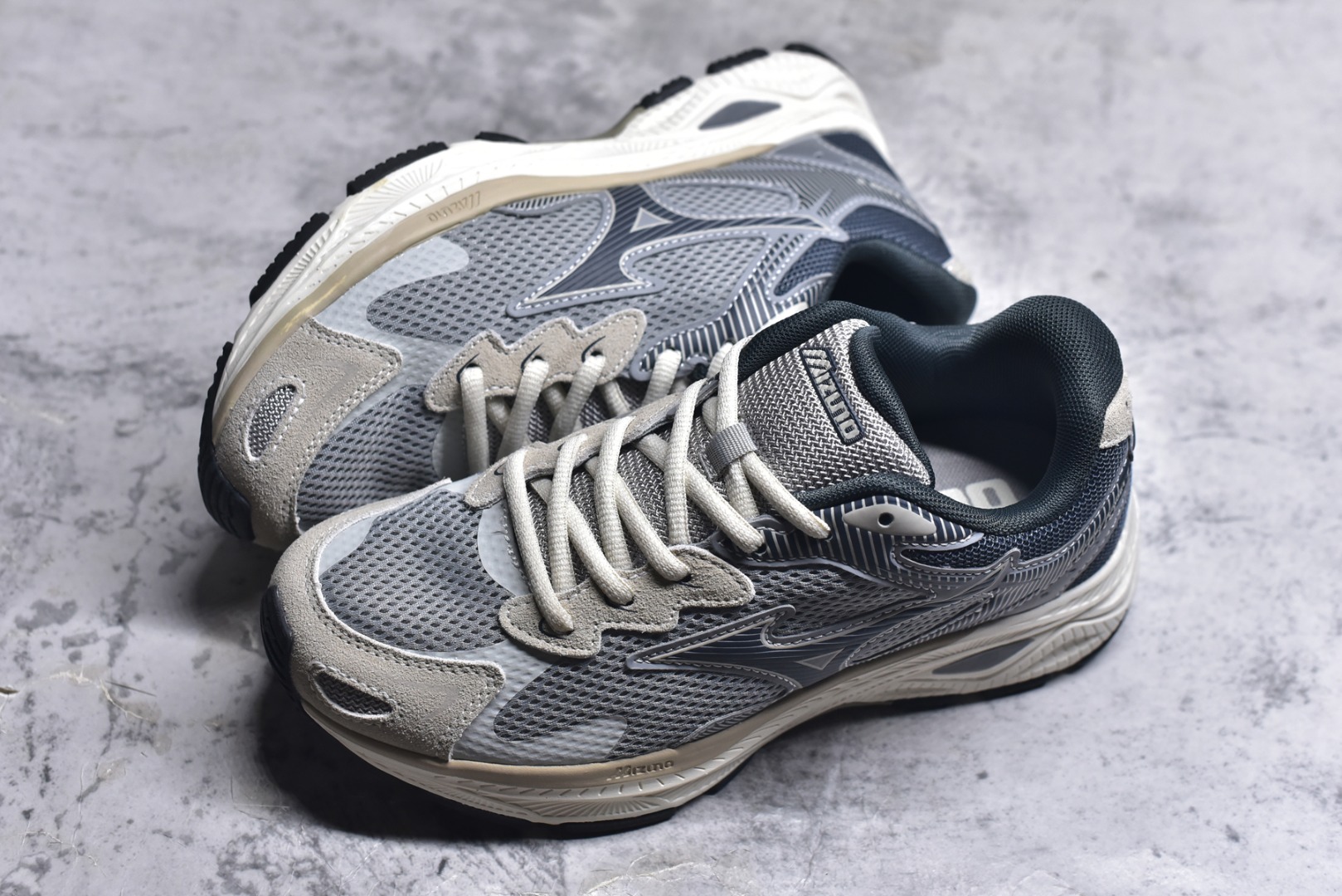 图片[7]-#Mizuno Racer S 潮流复古防滑耐磨透气 低帮 休闲训练长跑短跑城市通勤跑步鞋 美津浓（Mizuno）是日本美津浓株式会社于1906年创立的运动品牌，经过一个多世纪的不断努力现已成为世界著名的运动器具、服装和鞋类生产商。美津浓力求服务于各类运动项目，并竭力使运动生活更加愉快和振奋。产品种类齐全，覆盖几乎全部主要运动项目，达到30万多个品类。尺码：36 36.5 37.5 38 38.5 39 40 40.5 41 42 42.5 43 44 44.5 45-选品中心
