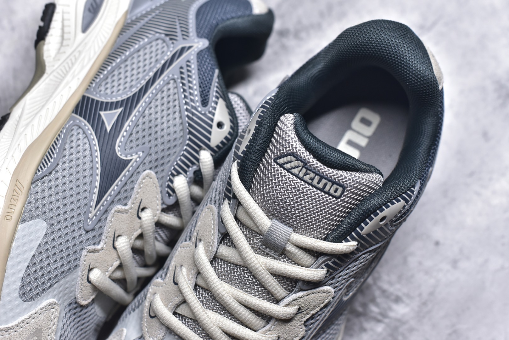 图片[9]-#Mizuno Racer S 潮流复古防滑耐磨透气 低帮 休闲训练长跑短跑城市通勤跑步鞋 美津浓（Mizuno）是日本美津浓株式会社于1906年创立的运动品牌，经过一个多世纪的不断努力现已成为世界著名的运动器具、服装和鞋类生产商。美津浓力求服务于各类运动项目，并竭力使运动生活更加愉快和振奋。产品种类齐全，覆盖几乎全部主要运动项目，达到30万多个品类。尺码：36 36.5 37.5 38 38.5 39 40 40.5 41 42 42.5 43 44 44.5 45-选品中心