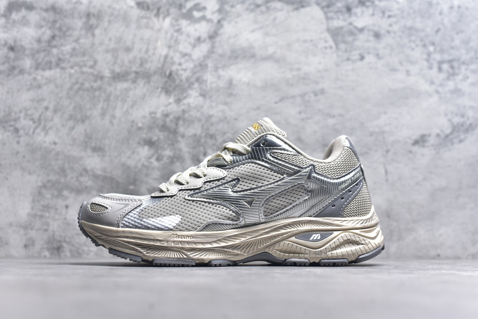 #Mizuno Racer S 潮流复古防滑耐磨透气 低帮 休闲训练长跑短跑城市通勤跑步鞋 美津浓（Mizuno）是日本美津浓株式会社于1906年创立的运动品牌，经过一个多世纪的不断努力现已成为世界著名的运动器具、服装和鞋类生产商。美津浓力求服务于各类运动项目，并竭力使运动生活更加愉快和振奋。产品种类齐全，覆盖几乎全部主要运动项目，达到30万多个品类。尺码：36 36.5 37.5 38 38.5 39 40 40.5 41 42 42.5 43 44 44.5 45-选品中心