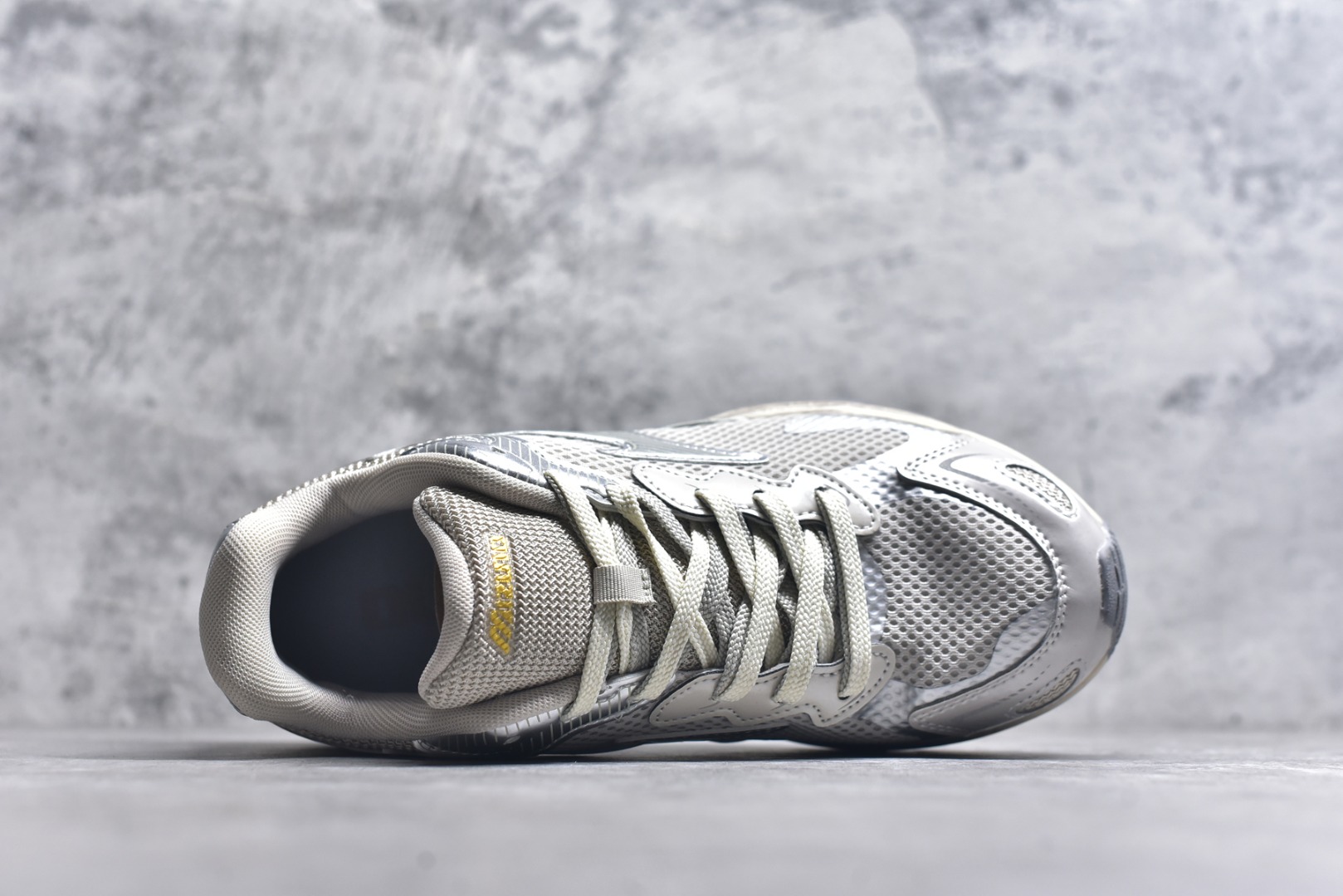 图片[4]-#Mizuno Racer S 潮流复古防滑耐磨透气 低帮 休闲训练长跑短跑城市通勤跑步鞋 美津浓（Mizuno）是日本美津浓株式会社于1906年创立的运动品牌，经过一个多世纪的不断努力现已成为世界著名的运动器具、服装和鞋类生产商。美津浓力求服务于各类运动项目，并竭力使运动生活更加愉快和振奋。产品种类齐全，覆盖几乎全部主要运动项目，达到30万多个品类。尺码：36 36.5 37.5 38 38.5 39 40 40.5 41 42 42.5 43 44 44.5 45-选品中心