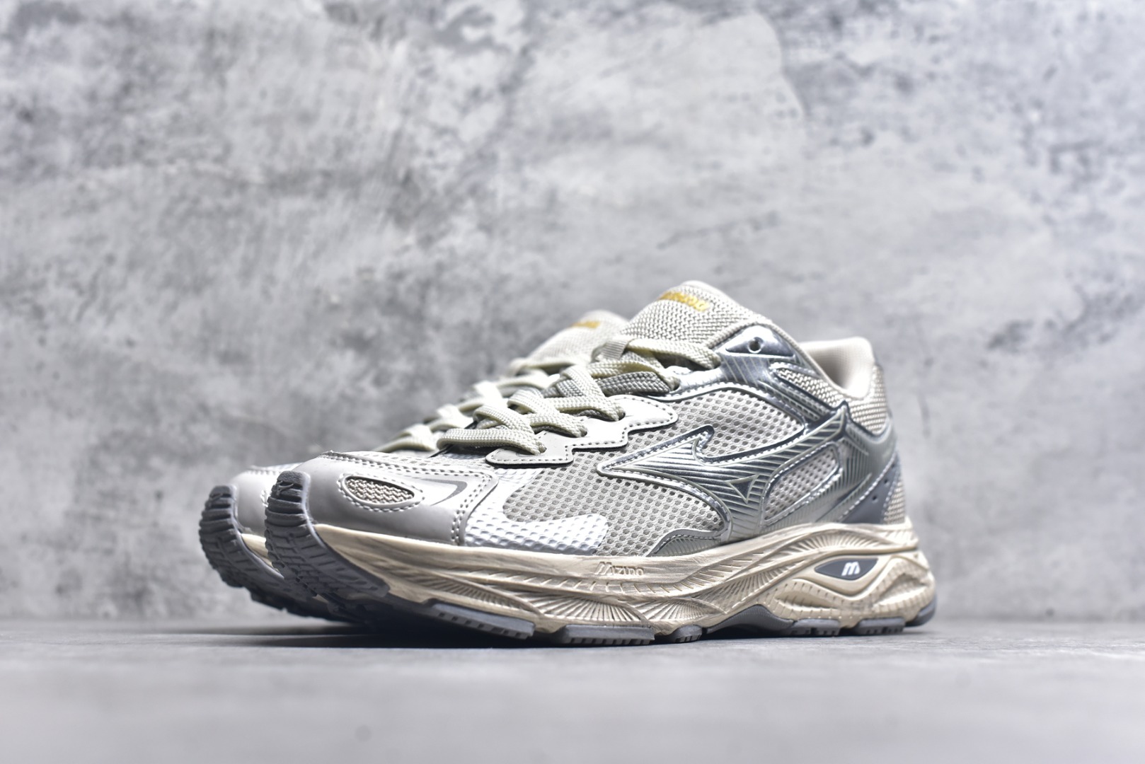 图片[2]-#Mizuno Racer S 潮流复古防滑耐磨透气 低帮 休闲训练长跑短跑城市通勤跑步鞋 美津浓（Mizuno）是日本美津浓株式会社于1906年创立的运动品牌，经过一个多世纪的不断努力现已成为世界著名的运动器具、服装和鞋类生产商。美津浓力求服务于各类运动项目，并竭力使运动生活更加愉快和振奋。产品种类齐全，覆盖几乎全部主要运动项目，达到30万多个品类。尺码：36 36.5 37.5 38 38.5 39 40 40.5 41 42 42.5 43 44 44.5 45-选品中心