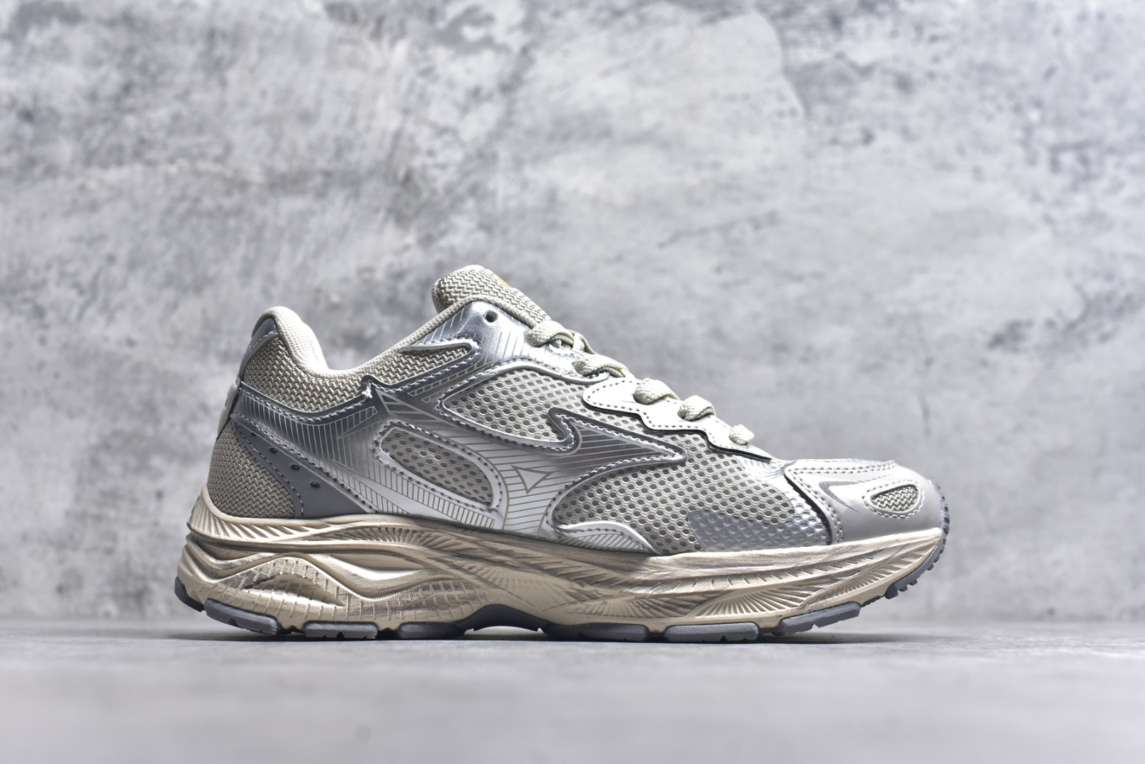 图片[3]-#Mizuno Racer S 潮流复古防滑耐磨透气 低帮 休闲训练长跑短跑城市通勤跑步鞋 美津浓（Mizuno）是日本美津浓株式会社于1906年创立的运动品牌，经过一个多世纪的不断努力现已成为世界著名的运动器具、服装和鞋类生产商。美津浓力求服务于各类运动项目，并竭力使运动生活更加愉快和振奋。产品种类齐全，覆盖几乎全部主要运动项目，达到30万多个品类。尺码：36 36.5 37.5 38 38.5 39 40 40.5 41 42 42.5 43 44 44.5 45-选品中心