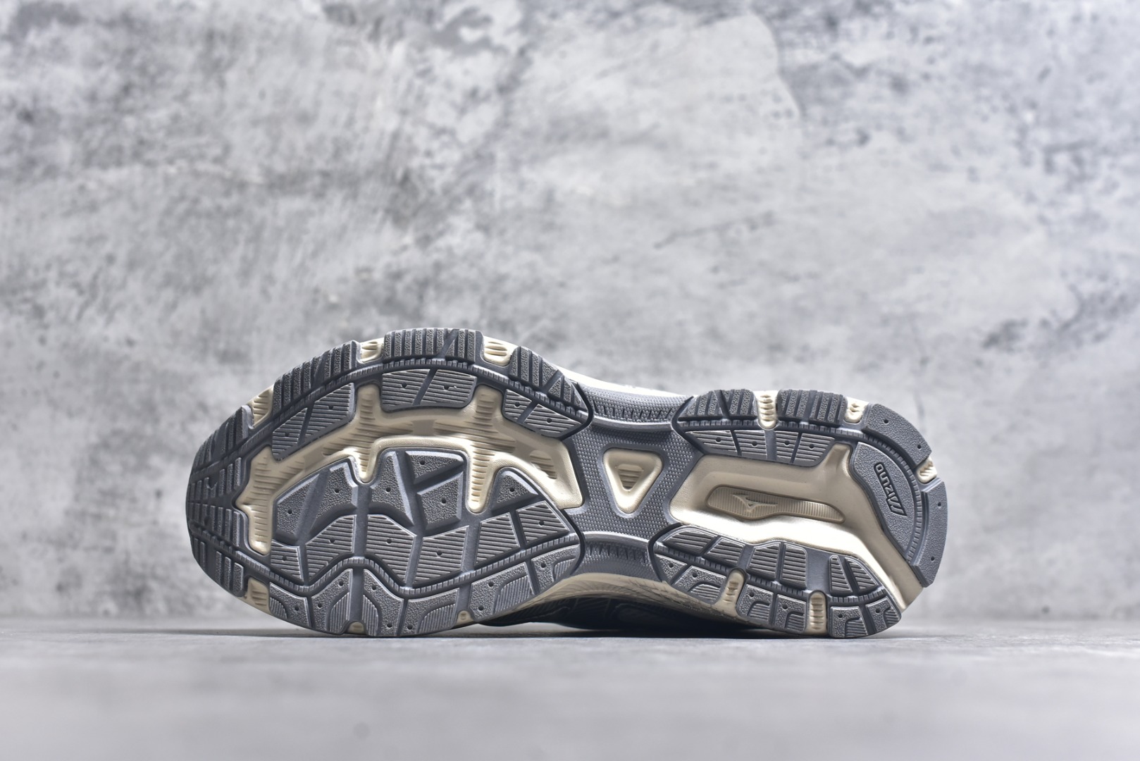 图片[6]-#Mizuno Racer S 潮流复古防滑耐磨透气 低帮 休闲训练长跑短跑城市通勤跑步鞋 美津浓（Mizuno）是日本美津浓株式会社于1906年创立的运动品牌，经过一个多世纪的不断努力现已成为世界著名的运动器具、服装和鞋类生产商。美津浓力求服务于各类运动项目，并竭力使运动生活更加愉快和振奋。产品种类齐全，覆盖几乎全部主要运动项目，达到30万多个品类。尺码：36 36.5 37.5 38 38.5 39 40 40.5 41 42 42.5 43 44 44.5 45-选品中心