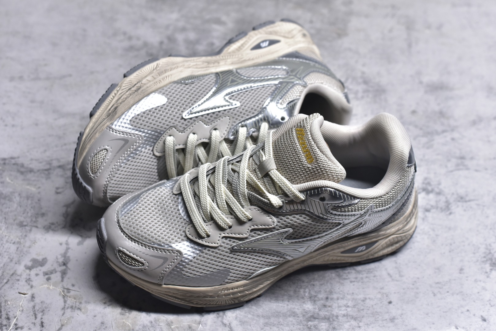 图片[7]-#Mizuno Racer S 潮流复古防滑耐磨透气 低帮 休闲训练长跑短跑城市通勤跑步鞋 美津浓（Mizuno）是日本美津浓株式会社于1906年创立的运动品牌，经过一个多世纪的不断努力现已成为世界著名的运动器具、服装和鞋类生产商。美津浓力求服务于各类运动项目，并竭力使运动生活更加愉快和振奋。产品种类齐全，覆盖几乎全部主要运动项目，达到30万多个品类。尺码：36 36.5 37.5 38 38.5 39 40 40.5 41 42 42.5 43 44 44.5 45-选品中心