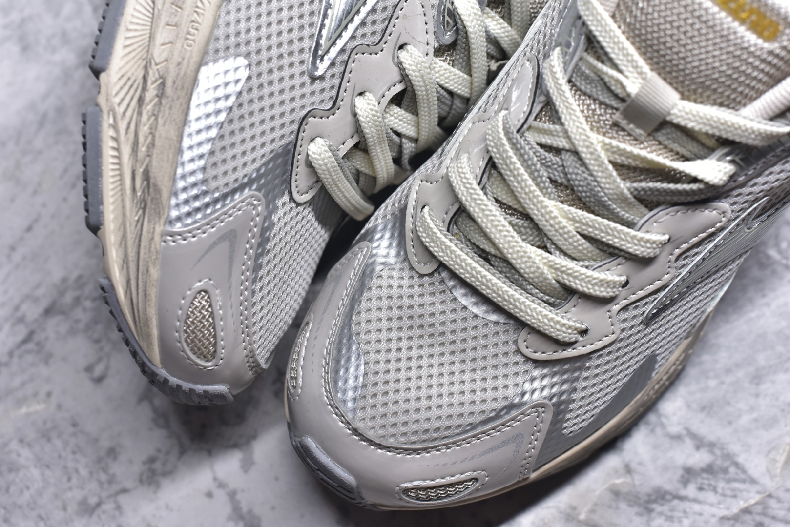 图片[8]-#Mizuno Racer S 潮流复古防滑耐磨透气 低帮 休闲训练长跑短跑城市通勤跑步鞋 美津浓（Mizuno）是日本美津浓株式会社于1906年创立的运动品牌，经过一个多世纪的不断努力现已成为世界著名的运动器具、服装和鞋类生产商。美津浓力求服务于各类运动项目，并竭力使运动生活更加愉快和振奋。产品种类齐全，覆盖几乎全部主要运动项目，达到30万多个品类。尺码：36 36.5 37.5 38 38.5 39 40 40.5 41 42 42.5 43 44 44.5 45-选品中心