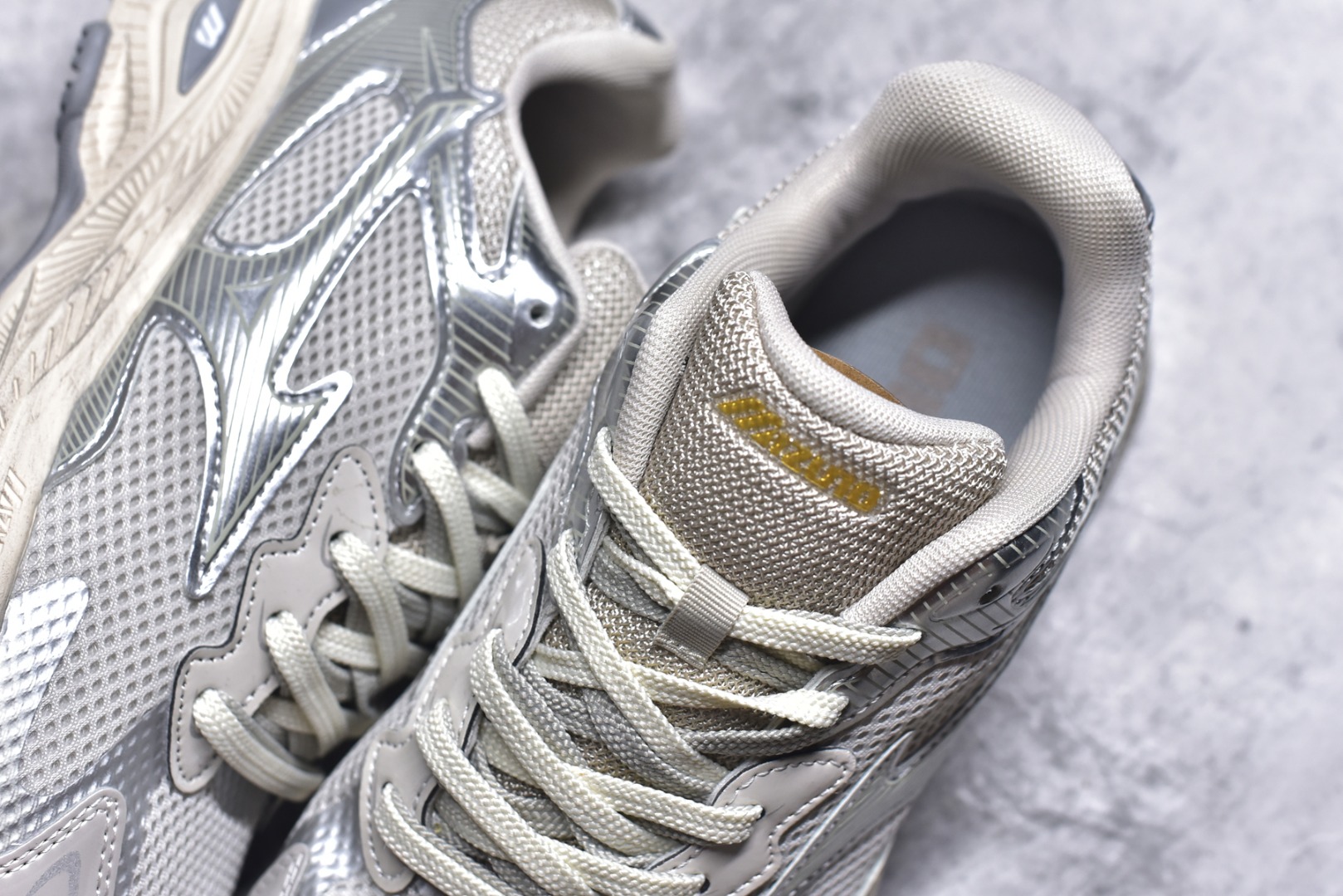 图片[9]-#Mizuno Racer S 潮流复古防滑耐磨透气 低帮 休闲训练长跑短跑城市通勤跑步鞋 美津浓（Mizuno）是日本美津浓株式会社于1906年创立的运动品牌，经过一个多世纪的不断努力现已成为世界著名的运动器具、服装和鞋类生产商。美津浓力求服务于各类运动项目，并竭力使运动生活更加愉快和振奋。产品种类齐全，覆盖几乎全部主要运动项目，达到30万多个品类。尺码：36 36.5 37.5 38 38.5 39 40 40.5 41 42 42.5 43 44 44.5 45-选品中心