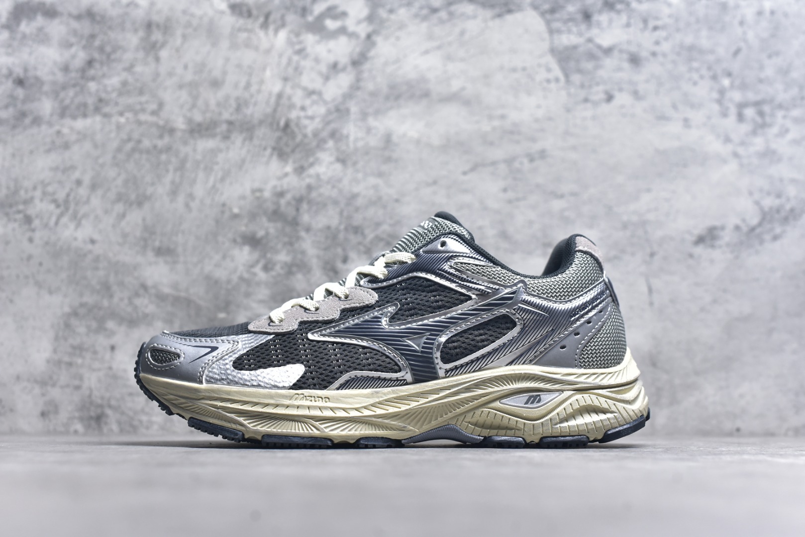 #Mizuno Racer S 潮流复古防滑耐磨透气 低帮 休闲训练长跑短跑城市通勤跑步鞋 美津浓（Mizuno）是日本美津浓株式会社于1906年创立的运动品牌，经过一个多世纪的不断努力现已成为世界著名的运动器具、服装和鞋类生产商。美津浓力求服务于各类运动项目，并竭力使运动生活更加愉快和振奋。产品种类齐全，覆盖几乎全部主要运动项目，达到30万多个品类。尺码：36 36.5 37.5 38 38.5 39 40 40.5 41 42 42.5 43 44 44.5 45-选品中心