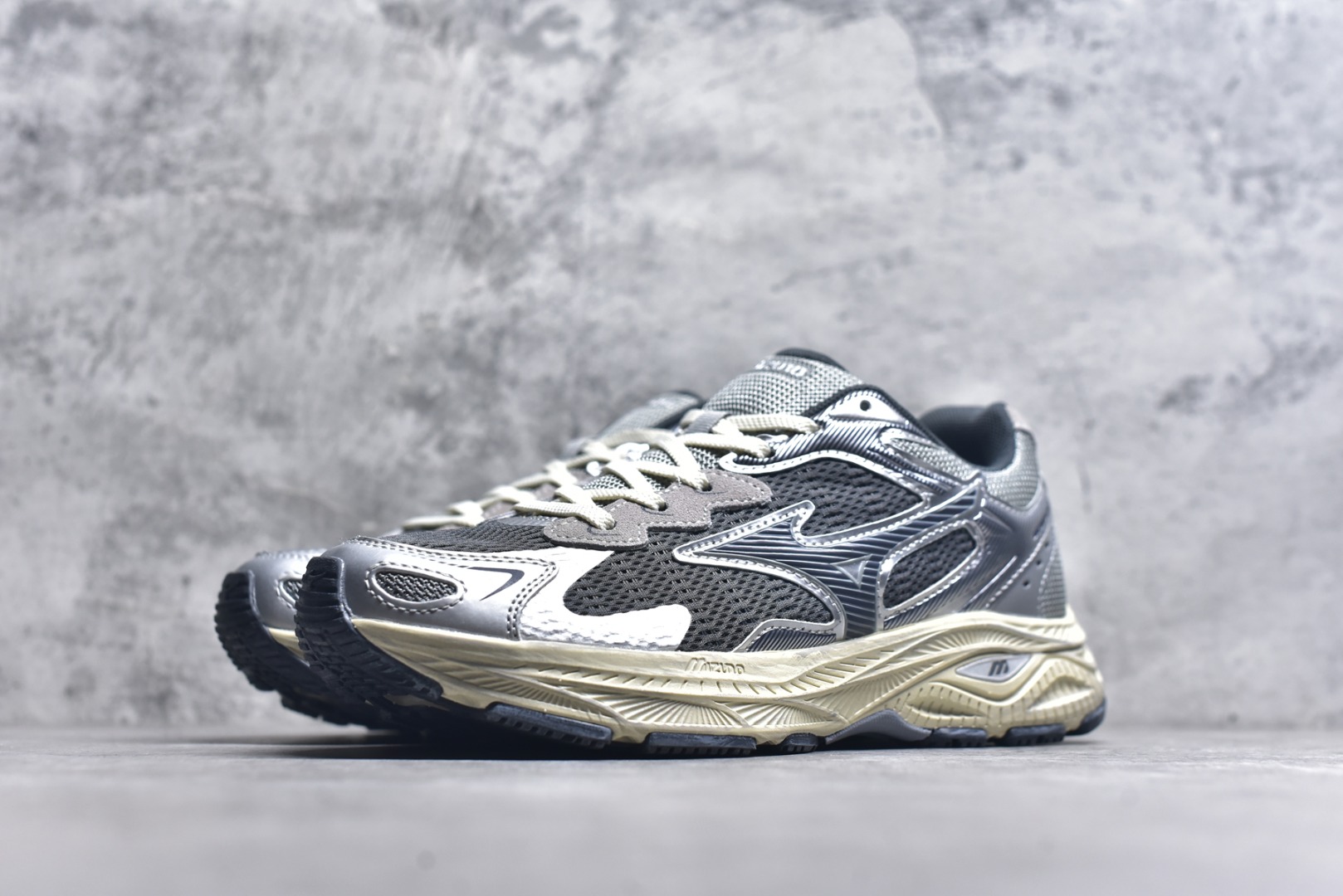 图片[2]-#Mizuno Racer S 潮流复古防滑耐磨透气 低帮 休闲训练长跑短跑城市通勤跑步鞋 美津浓（Mizuno）是日本美津浓株式会社于1906年创立的运动品牌，经过一个多世纪的不断努力现已成为世界著名的运动器具、服装和鞋类生产商。美津浓力求服务于各类运动项目，并竭力使运动生活更加愉快和振奋。产品种类齐全，覆盖几乎全部主要运动项目，达到30万多个品类。尺码：36 36.5 37.5 38 38.5 39 40 40.5 41 42 42.5 43 44 44.5 45-选品中心