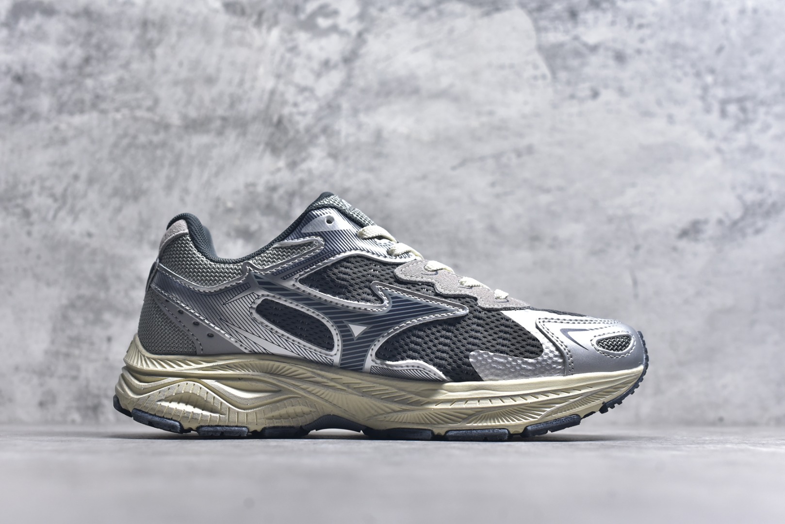 图片[3]-#Mizuno Racer S 潮流复古防滑耐磨透气 低帮 休闲训练长跑短跑城市通勤跑步鞋 美津浓（Mizuno）是日本美津浓株式会社于1906年创立的运动品牌，经过一个多世纪的不断努力现已成为世界著名的运动器具、服装和鞋类生产商。美津浓力求服务于各类运动项目，并竭力使运动生活更加愉快和振奋。产品种类齐全，覆盖几乎全部主要运动项目，达到30万多个品类。尺码：36 36.5 37.5 38 38.5 39 40 40.5 41 42 42.5 43 44 44.5 45-选品中心