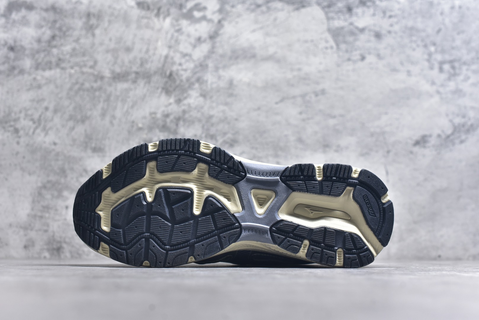 图片[6]-#Mizuno Racer S 潮流复古防滑耐磨透气 低帮 休闲训练长跑短跑城市通勤跑步鞋 美津浓（Mizuno）是日本美津浓株式会社于1906年创立的运动品牌，经过一个多世纪的不断努力现已成为世界著名的运动器具、服装和鞋类生产商。美津浓力求服务于各类运动项目，并竭力使运动生活更加愉快和振奋。产品种类齐全，覆盖几乎全部主要运动项目，达到30万多个品类。尺码：36 36.5 37.5 38 38.5 39 40 40.5 41 42 42.5 43 44 44.5 45-选品中心