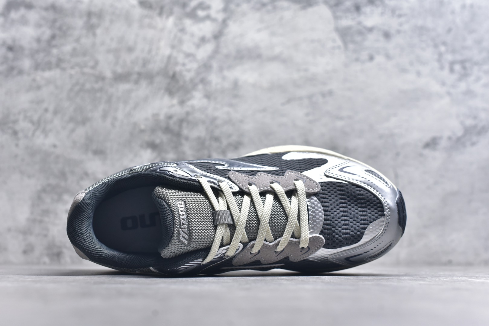 图片[4]-#Mizuno Racer S 潮流复古防滑耐磨透气 低帮 休闲训练长跑短跑城市通勤跑步鞋 美津浓（Mizuno）是日本美津浓株式会社于1906年创立的运动品牌，经过一个多世纪的不断努力现已成为世界著名的运动器具、服装和鞋类生产商。美津浓力求服务于各类运动项目，并竭力使运动生活更加愉快和振奋。产品种类齐全，覆盖几乎全部主要运动项目，达到30万多个品类。尺码：36 36.5 37.5 38 38.5 39 40 40.5 41 42 42.5 43 44 44.5 45-选品中心