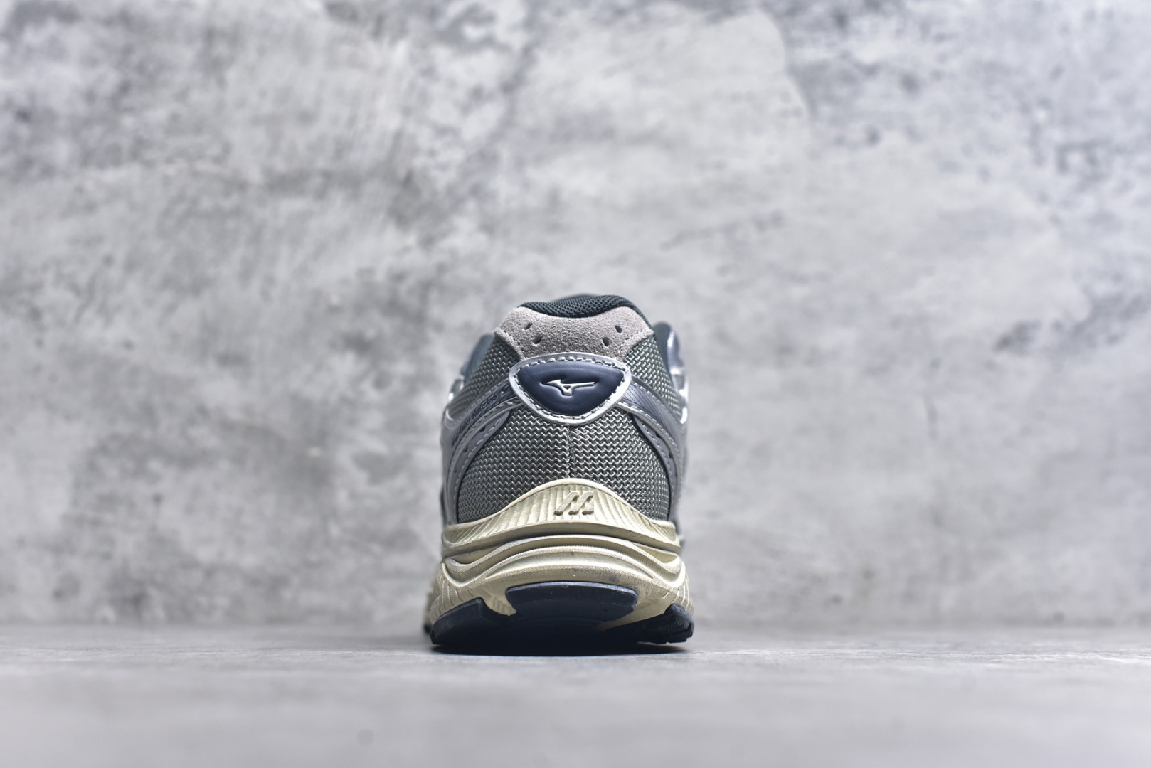 图片[5]-#Mizuno Racer S 潮流复古防滑耐磨透气 低帮 休闲训练长跑短跑城市通勤跑步鞋 美津浓（Mizuno）是日本美津浓株式会社于1906年创立的运动品牌，经过一个多世纪的不断努力现已成为世界著名的运动器具、服装和鞋类生产商。美津浓力求服务于各类运动项目，并竭力使运动生活更加愉快和振奋。产品种类齐全，覆盖几乎全部主要运动项目，达到30万多个品类。尺码：36 36.5 37.5 38 38.5 39 40 40.5 41 42 42.5 43 44 44.5 45-选品中心