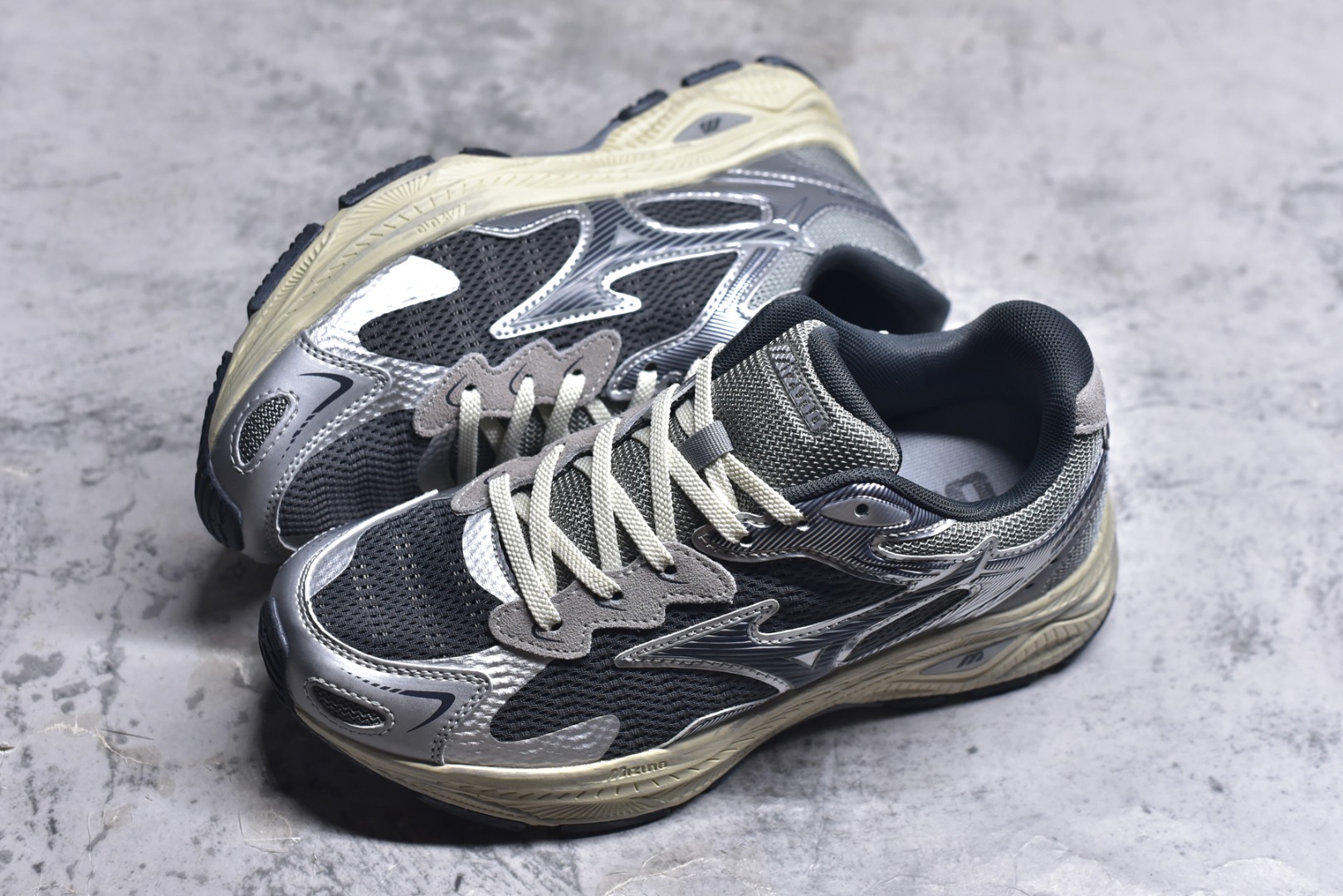 图片[7]-#Mizuno Racer S 潮流复古防滑耐磨透气 低帮 休闲训练长跑短跑城市通勤跑步鞋 美津浓（Mizuno）是日本美津浓株式会社于1906年创立的运动品牌，经过一个多世纪的不断努力现已成为世界著名的运动器具、服装和鞋类生产商。美津浓力求服务于各类运动项目，并竭力使运动生活更加愉快和振奋。产品种类齐全，覆盖几乎全部主要运动项目，达到30万多个品类。尺码：36 36.5 37.5 38 38.5 39 40 40.5 41 42 42.5 43 44 44.5 45-选品中心