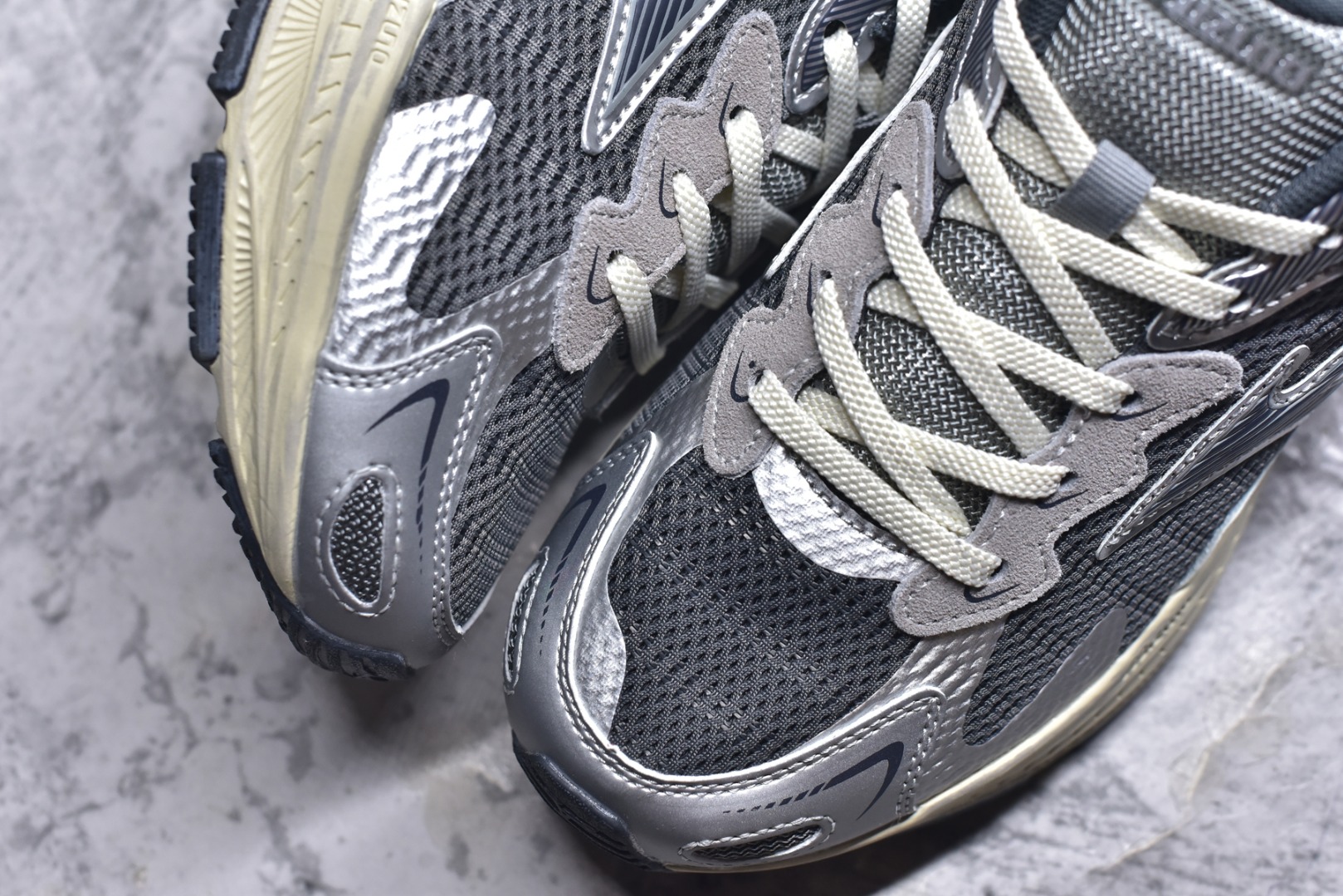 图片[8]-#Mizuno Racer S 潮流复古防滑耐磨透气 低帮 休闲训练长跑短跑城市通勤跑步鞋 美津浓（Mizuno）是日本美津浓株式会社于1906年创立的运动品牌，经过一个多世纪的不断努力现已成为世界著名的运动器具、服装和鞋类生产商。美津浓力求服务于各类运动项目，并竭力使运动生活更加愉快和振奋。产品种类齐全，覆盖几乎全部主要运动项目，达到30万多个品类。尺码：36 36.5 37.5 38 38.5 39 40 40.5 41 42 42.5 43 44 44.5 45-选品中心