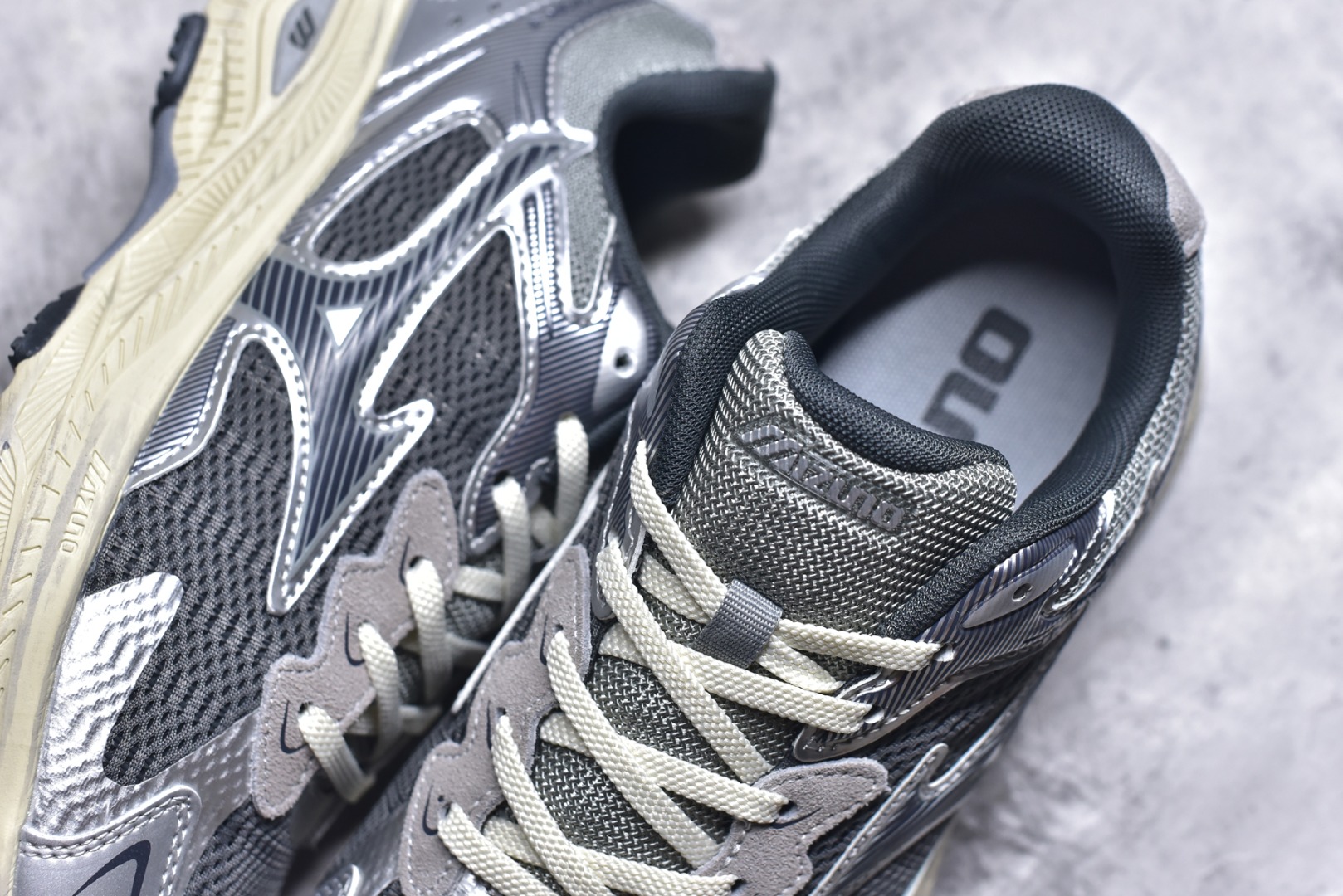 图片[9]-#Mizuno Racer S 潮流复古防滑耐磨透气 低帮 休闲训练长跑短跑城市通勤跑步鞋 美津浓（Mizuno）是日本美津浓株式会社于1906年创立的运动品牌，经过一个多世纪的不断努力现已成为世界著名的运动器具、服装和鞋类生产商。美津浓力求服务于各类运动项目，并竭力使运动生活更加愉快和振奋。产品种类齐全，覆盖几乎全部主要运动项目，达到30万多个品类。尺码：36 36.5 37.5 38 38.5 39 40 40.5 41 42 42.5 43 44 44.5 45-选品中心