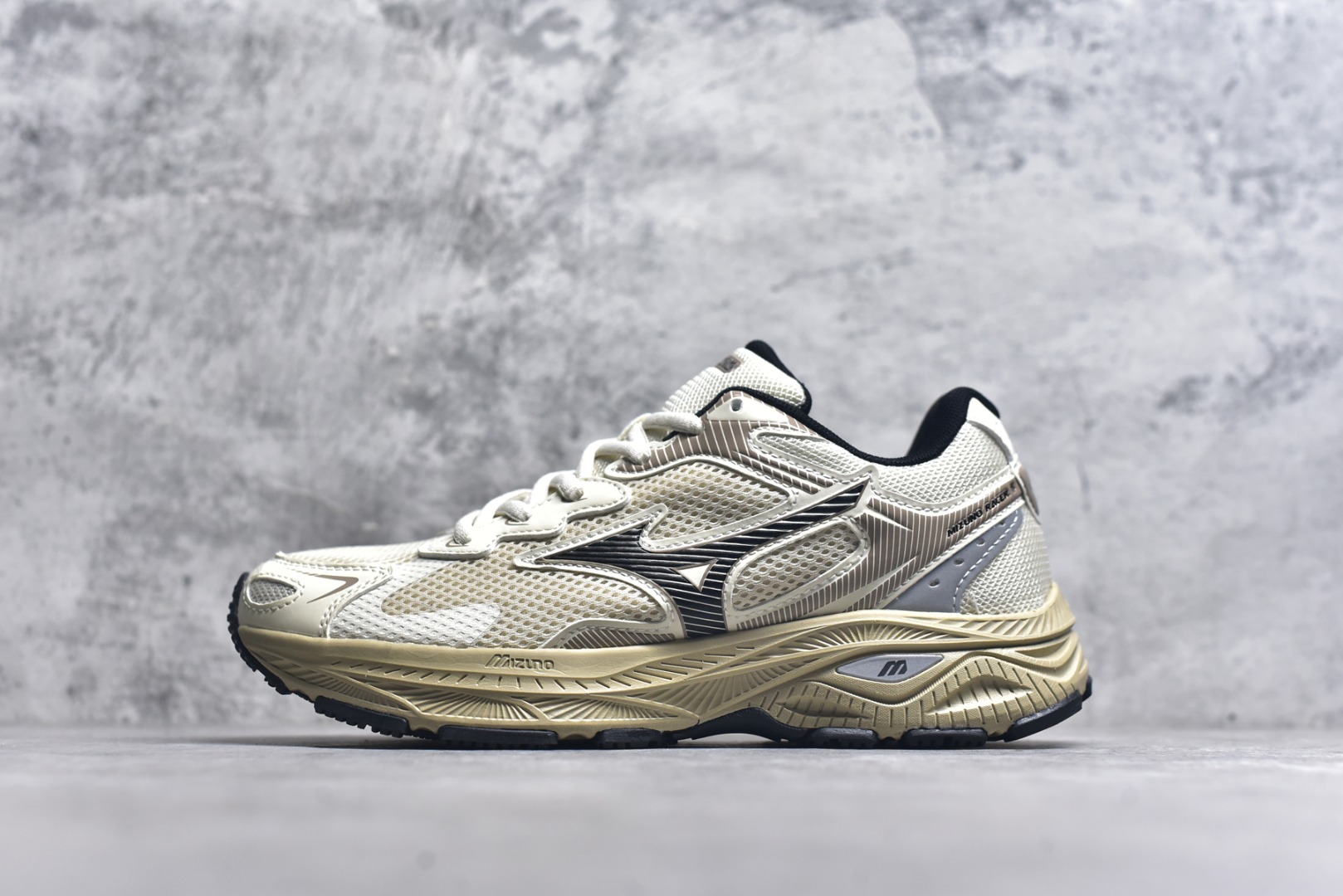 #Mizuno Racer S 潮流复古防滑耐磨透气 低帮 休闲训练长跑短跑城市通勤跑步鞋 美津浓（Mizuno）是日本美津浓株式会社于1906年创立的运动品牌，经过一个多世纪的不断努力现已成为世界著名的运动器具、服装和鞋类生产商。美津浓力求服务于各类运动项目，并竭力使运动生活更加愉快和振奋。产品种类齐全，覆盖几乎全部主要运动项目，达到30万多个品类。尺码：36 36.5 37.5 38 38.5 39 40 40.5 41 42 42.5 43 44 44.5 45-选品中心