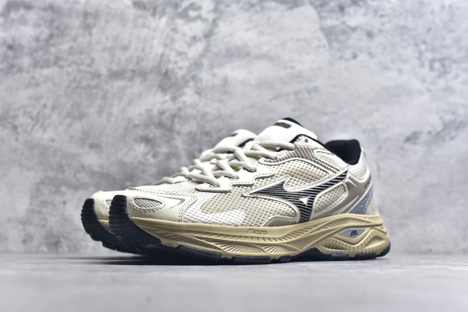 图片[2]-#Mizuno Racer S 潮流复古防滑耐磨透气 低帮 休闲训练长跑短跑城市通勤跑步鞋 美津浓（Mizuno）是日本美津浓株式会社于1906年创立的运动品牌，经过一个多世纪的不断努力现已成为世界著名的运动器具、服装和鞋类生产商。美津浓力求服务于各类运动项目，并竭力使运动生活更加愉快和振奋。产品种类齐全，覆盖几乎全部主要运动项目，达到30万多个品类。尺码：36 36.5 37.5 38 38.5 39 40 40.5 41 42 42.5 43 44 44.5 45-选品中心