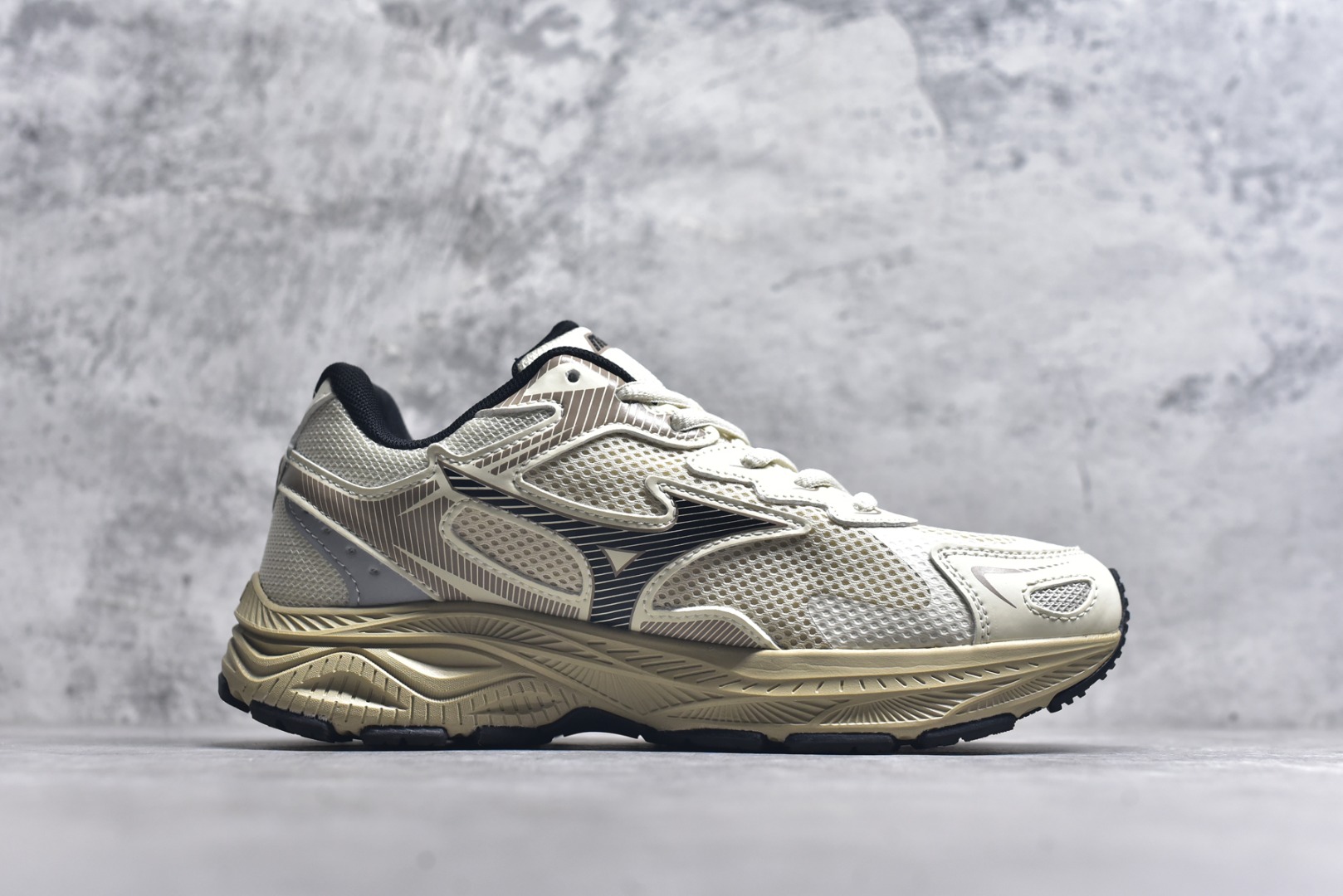 图片[3]-#Mizuno Racer S 潮流复古防滑耐磨透气 低帮 休闲训练长跑短跑城市通勤跑步鞋 美津浓（Mizuno）是日本美津浓株式会社于1906年创立的运动品牌，经过一个多世纪的不断努力现已成为世界著名的运动器具、服装和鞋类生产商。美津浓力求服务于各类运动项目，并竭力使运动生活更加愉快和振奋。产品种类齐全，覆盖几乎全部主要运动项目，达到30万多个品类。尺码：36 36.5 37.5 38 38.5 39 40 40.5 41 42 42.5 43 44 44.5 45-选品中心