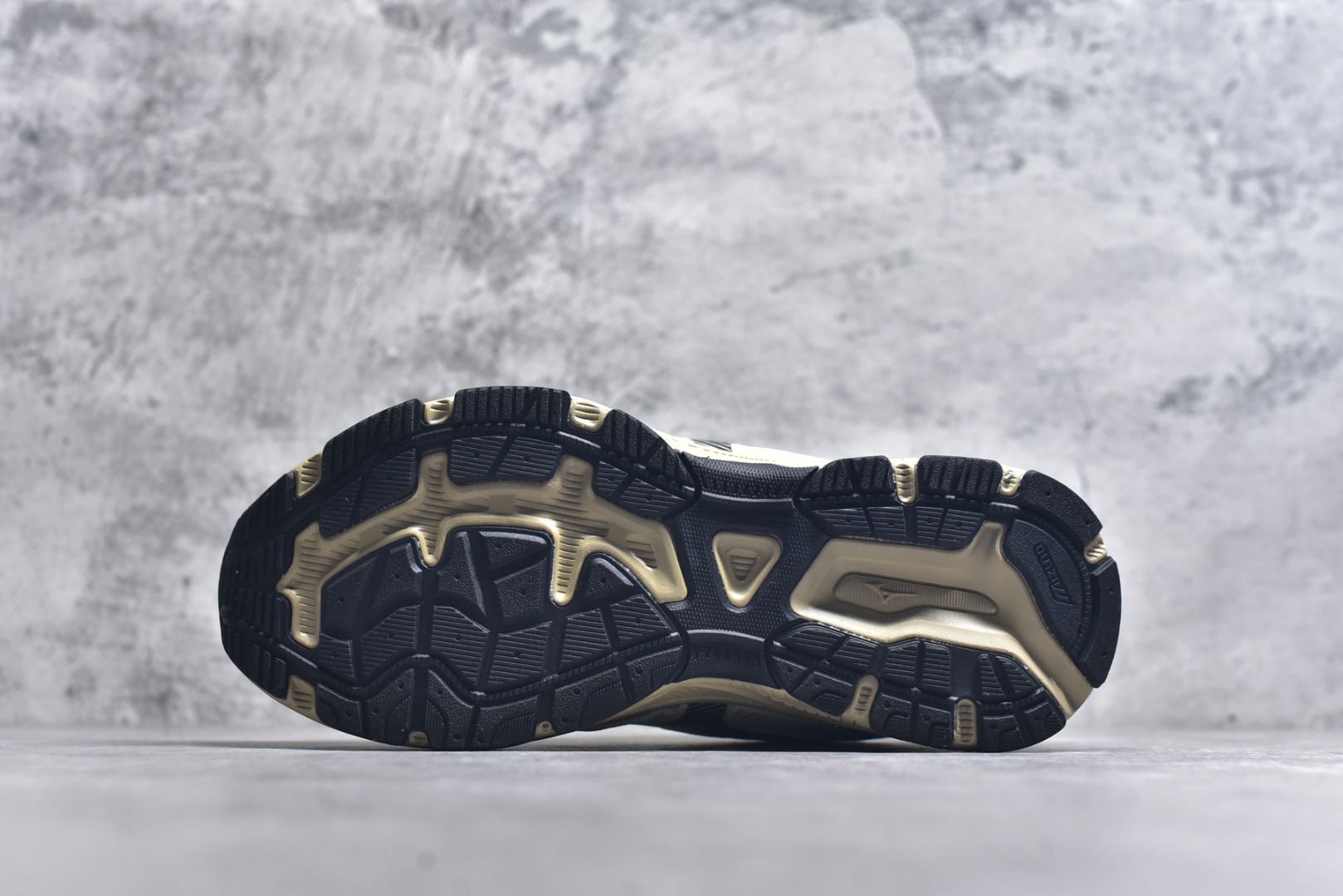 图片[6]-#Mizuno Racer S 潮流复古防滑耐磨透气 低帮 休闲训练长跑短跑城市通勤跑步鞋 美津浓（Mizuno）是日本美津浓株式会社于1906年创立的运动品牌，经过一个多世纪的不断努力现已成为世界著名的运动器具、服装和鞋类生产商。美津浓力求服务于各类运动项目，并竭力使运动生活更加愉快和振奋。产品种类齐全，覆盖几乎全部主要运动项目，达到30万多个品类。尺码：36 36.5 37.5 38 38.5 39 40 40.5 41 42 42.5 43 44 44.5 45-选品中心