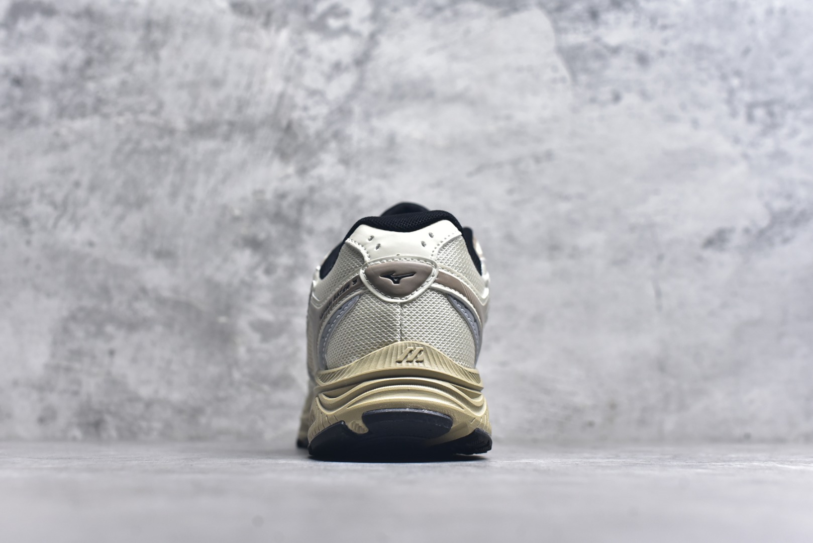 图片[5]-#Mizuno Racer S 潮流复古防滑耐磨透气 低帮 休闲训练长跑短跑城市通勤跑步鞋 美津浓（Mizuno）是日本美津浓株式会社于1906年创立的运动品牌，经过一个多世纪的不断努力现已成为世界著名的运动器具、服装和鞋类生产商。美津浓力求服务于各类运动项目，并竭力使运动生活更加愉快和振奋。产品种类齐全，覆盖几乎全部主要运动项目，达到30万多个品类。尺码：36 36.5 37.5 38 38.5 39 40 40.5 41 42 42.5 43 44 44.5 45-选品中心