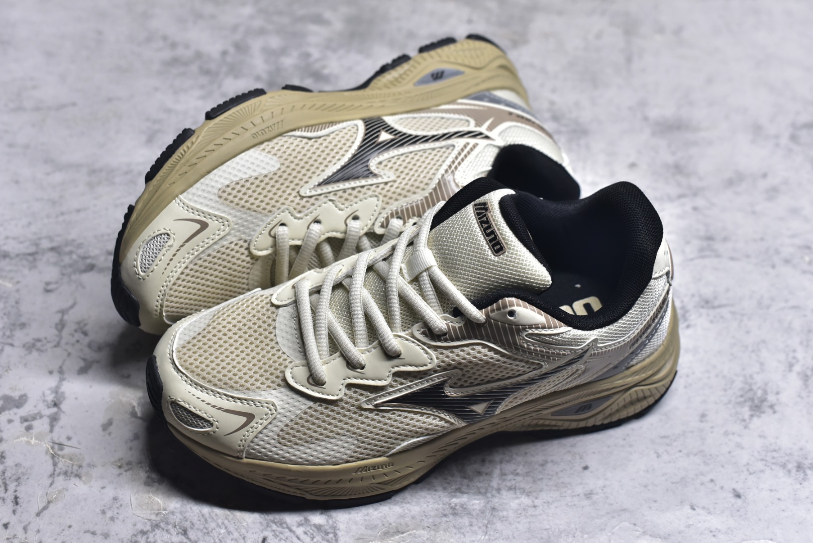 图片[7]-#Mizuno Racer S 潮流复古防滑耐磨透气 低帮 休闲训练长跑短跑城市通勤跑步鞋 美津浓（Mizuno）是日本美津浓株式会社于1906年创立的运动品牌，经过一个多世纪的不断努力现已成为世界著名的运动器具、服装和鞋类生产商。美津浓力求服务于各类运动项目，并竭力使运动生活更加愉快和振奋。产品种类齐全，覆盖几乎全部主要运动项目，达到30万多个品类。尺码：36 36.5 37.5 38 38.5 39 40 40.5 41 42 42.5 43 44 44.5 45-选品中心