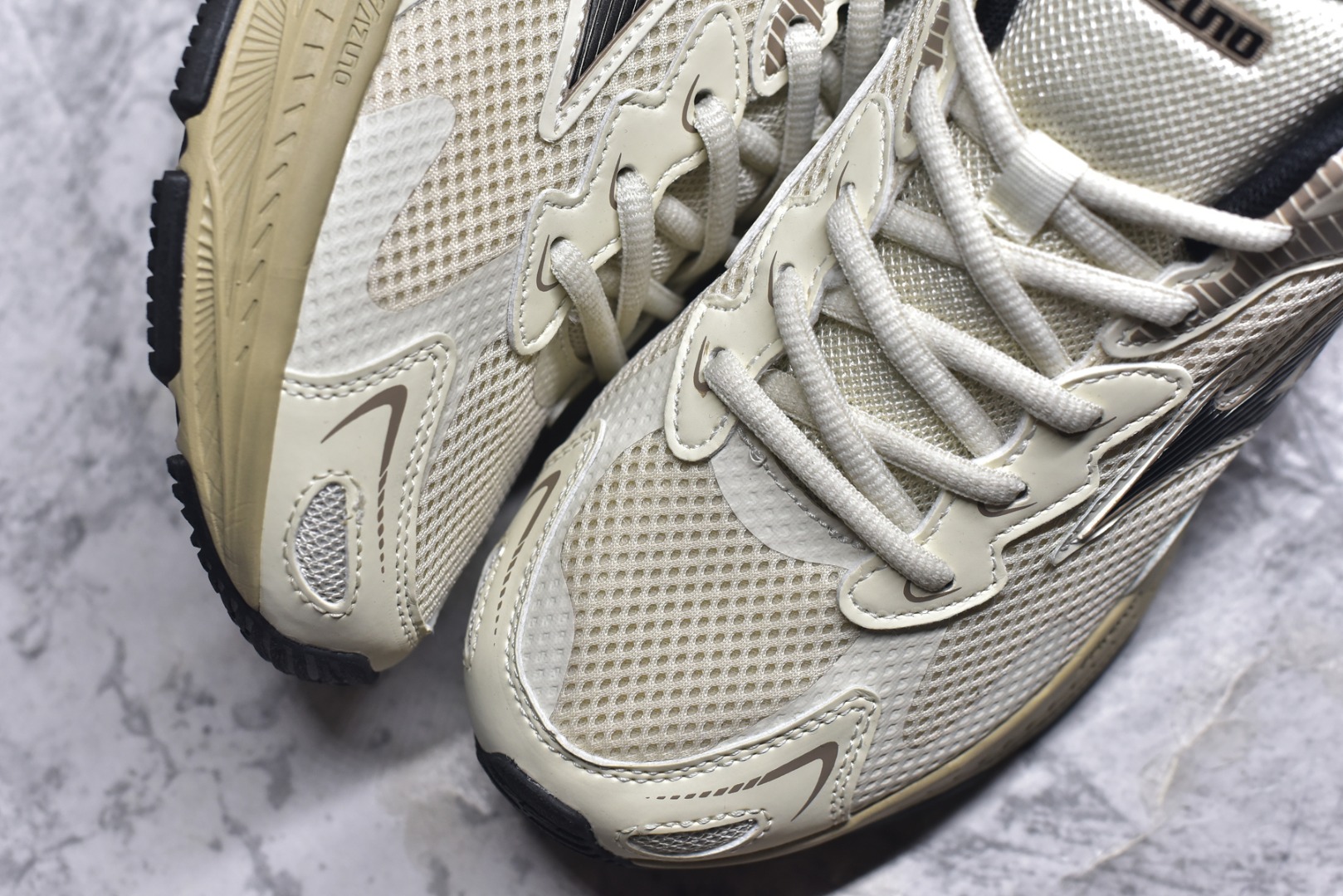 图片[8]-#Mizuno Racer S 潮流复古防滑耐磨透气 低帮 休闲训练长跑短跑城市通勤跑步鞋 美津浓（Mizuno）是日本美津浓株式会社于1906年创立的运动品牌，经过一个多世纪的不断努力现已成为世界著名的运动器具、服装和鞋类生产商。美津浓力求服务于各类运动项目，并竭力使运动生活更加愉快和振奋。产品种类齐全，覆盖几乎全部主要运动项目，达到30万多个品类。尺码：36 36.5 37.5 38 38.5 39 40 40.5 41 42 42.5 43 44 44.5 45-选品中心