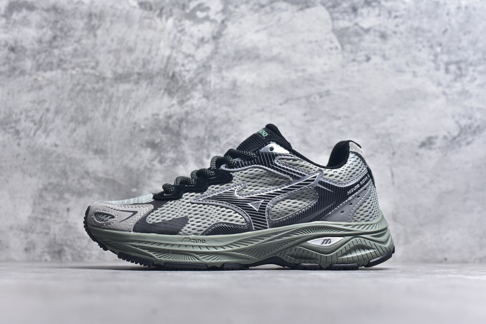 #Mizuno Racer S 潮流复古防滑耐磨透气 低帮 休闲训练长跑短跑城市通勤跑步鞋 美津浓（Mizuno）是日本美津浓株式会社于1906年创立的运动品牌，经过一个多世纪的不断努力现已成为世界著名的运动器具、服装和鞋类生产商。美津浓力求服务于各类运动项目，并竭力使运动生活更加愉快和振奋。产品种类齐全，覆盖几乎全部主要运动项目，达到30万多个品类。尺码：36 36.5 37.5 38 38.5 39 40 40.5 41 42 42.5 43 44 44.5 45-选品中心