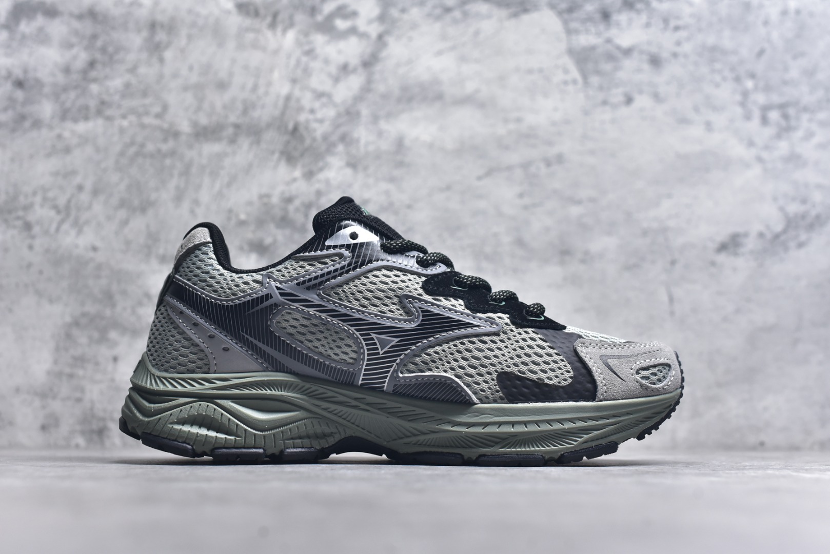 图片[3]-#Mizuno Racer S 潮流复古防滑耐磨透气 低帮 休闲训练长跑短跑城市通勤跑步鞋 美津浓（Mizuno）是日本美津浓株式会社于1906年创立的运动品牌，经过一个多世纪的不断努力现已成为世界著名的运动器具、服装和鞋类生产商。美津浓力求服务于各类运动项目，并竭力使运动生活更加愉快和振奋。产品种类齐全，覆盖几乎全部主要运动项目，达到30万多个品类。尺码：36 36.5 37.5 38 38.5 39 40 40.5 41 42 42.5 43 44 44.5 45-选品中心