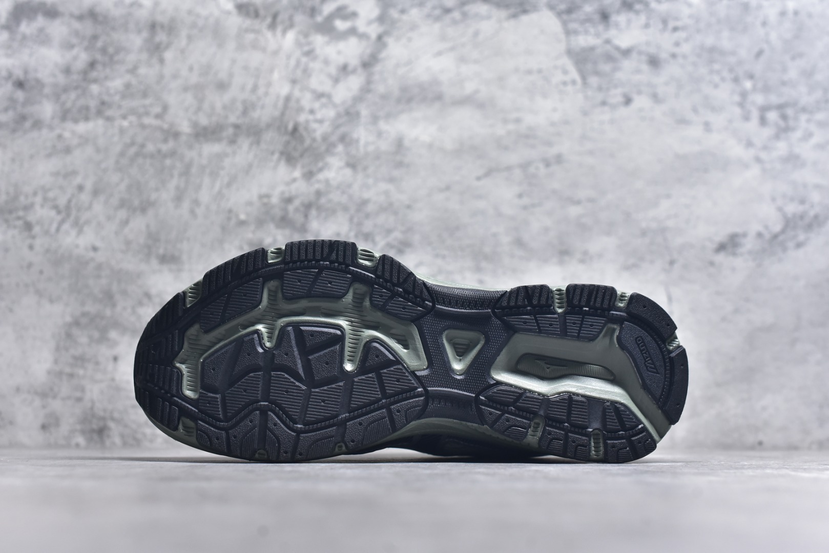 图片[6]-#Mizuno Racer S 潮流复古防滑耐磨透气 低帮 休闲训练长跑短跑城市通勤跑步鞋 美津浓（Mizuno）是日本美津浓株式会社于1906年创立的运动品牌，经过一个多世纪的不断努力现已成为世界著名的运动器具、服装和鞋类生产商。美津浓力求服务于各类运动项目，并竭力使运动生活更加愉快和振奋。产品种类齐全，覆盖几乎全部主要运动项目，达到30万多个品类。尺码：36 36.5 37.5 38 38.5 39 40 40.5 41 42 42.5 43 44 44.5 45-选品中心