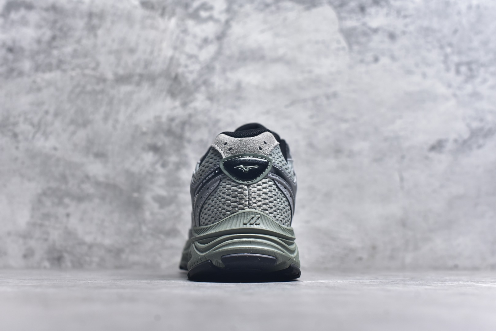 图片[5]-#Mizuno Racer S 潮流复古防滑耐磨透气 低帮 休闲训练长跑短跑城市通勤跑步鞋 美津浓（Mizuno）是日本美津浓株式会社于1906年创立的运动品牌，经过一个多世纪的不断努力现已成为世界著名的运动器具、服装和鞋类生产商。美津浓力求服务于各类运动项目，并竭力使运动生活更加愉快和振奋。产品种类齐全，覆盖几乎全部主要运动项目，达到30万多个品类。尺码：36 36.5 37.5 38 38.5 39 40 40.5 41 42 42.5 43 44 44.5 45-选品中心