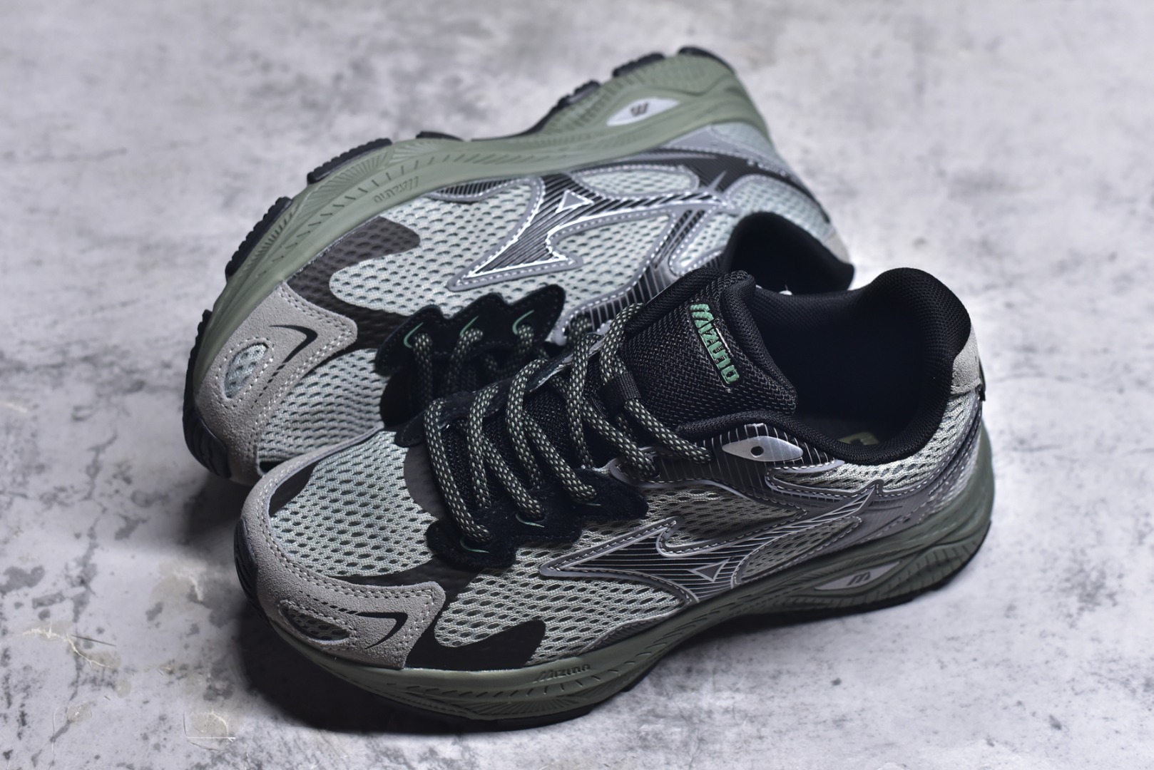 图片[7]-#Mizuno Racer S 潮流复古防滑耐磨透气 低帮 休闲训练长跑短跑城市通勤跑步鞋 美津浓（Mizuno）是日本美津浓株式会社于1906年创立的运动品牌，经过一个多世纪的不断努力现已成为世界著名的运动器具、服装和鞋类生产商。美津浓力求服务于各类运动项目，并竭力使运动生活更加愉快和振奋。产品种类齐全，覆盖几乎全部主要运动项目，达到30万多个品类。尺码：36 36.5 37.5 38 38.5 39 40 40.5 41 42 42.5 43 44 44.5 45-选品中心