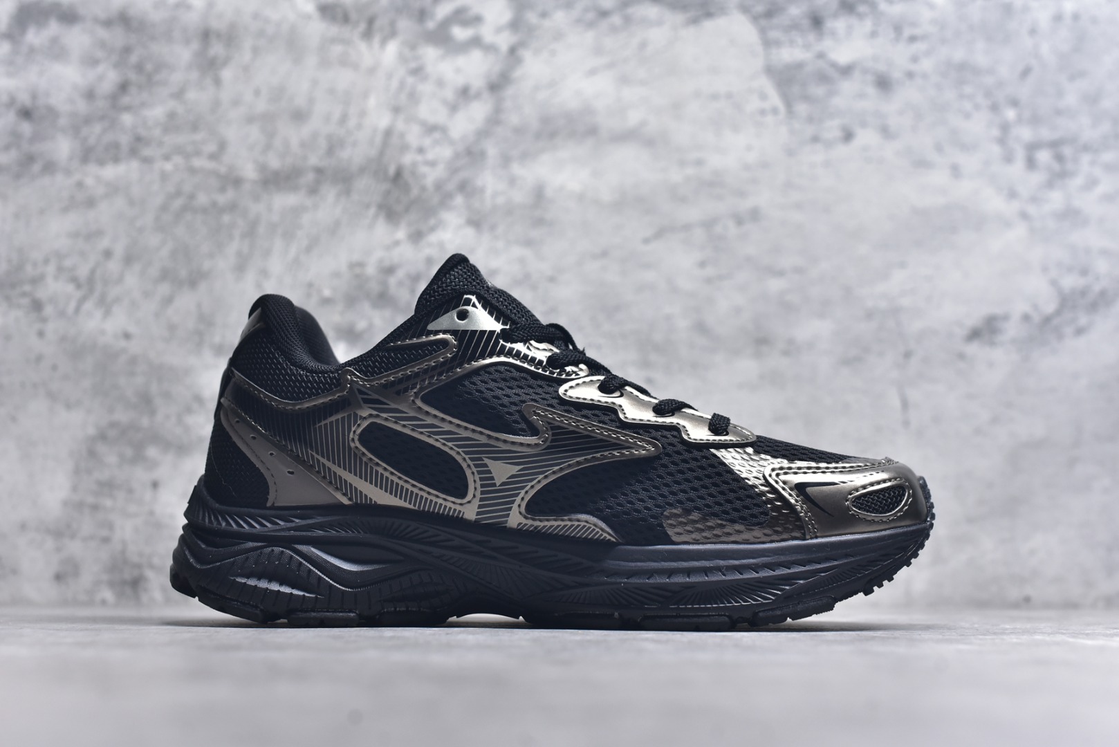 图片[3]-#Mizuno Racer S 潮流复古防滑耐磨透气 低帮 休闲训练长跑短跑城市通勤跑步鞋 美津浓（Mizuno）是日本美津浓株式会社于1906年创立的运动品牌，经过一个多世纪的不断努力现已成为世界著名的运动器具、服装和鞋类生产商。美津浓力求服务于各类运动项目，并竭力使运动生活更加愉快和振奋。产品种类齐全，覆盖几乎全部主要运动项目，达到30万多个品类。尺码：36 36.5 37.5 38 38.5 39 40 40.5 41 42 42.5 43 44 44.5 45-选品中心