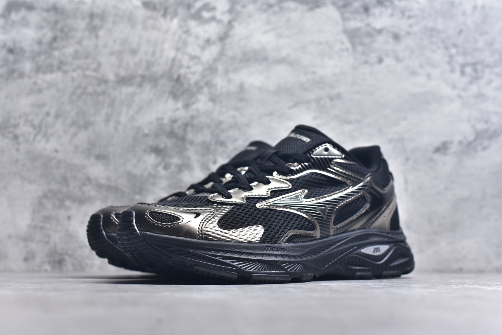 图片[2]-#Mizuno Racer S 潮流复古防滑耐磨透气 低帮 休闲训练长跑短跑城市通勤跑步鞋 美津浓（Mizuno）是日本美津浓株式会社于1906年创立的运动品牌，经过一个多世纪的不断努力现已成为世界著名的运动器具、服装和鞋类生产商。美津浓力求服务于各类运动项目，并竭力使运动生活更加愉快和振奋。产品种类齐全，覆盖几乎全部主要运动项目，达到30万多个品类。尺码：36 36.5 37.5 38 38.5 39 40 40.5 41 42 42.5 43 44 44.5 45-选品中心