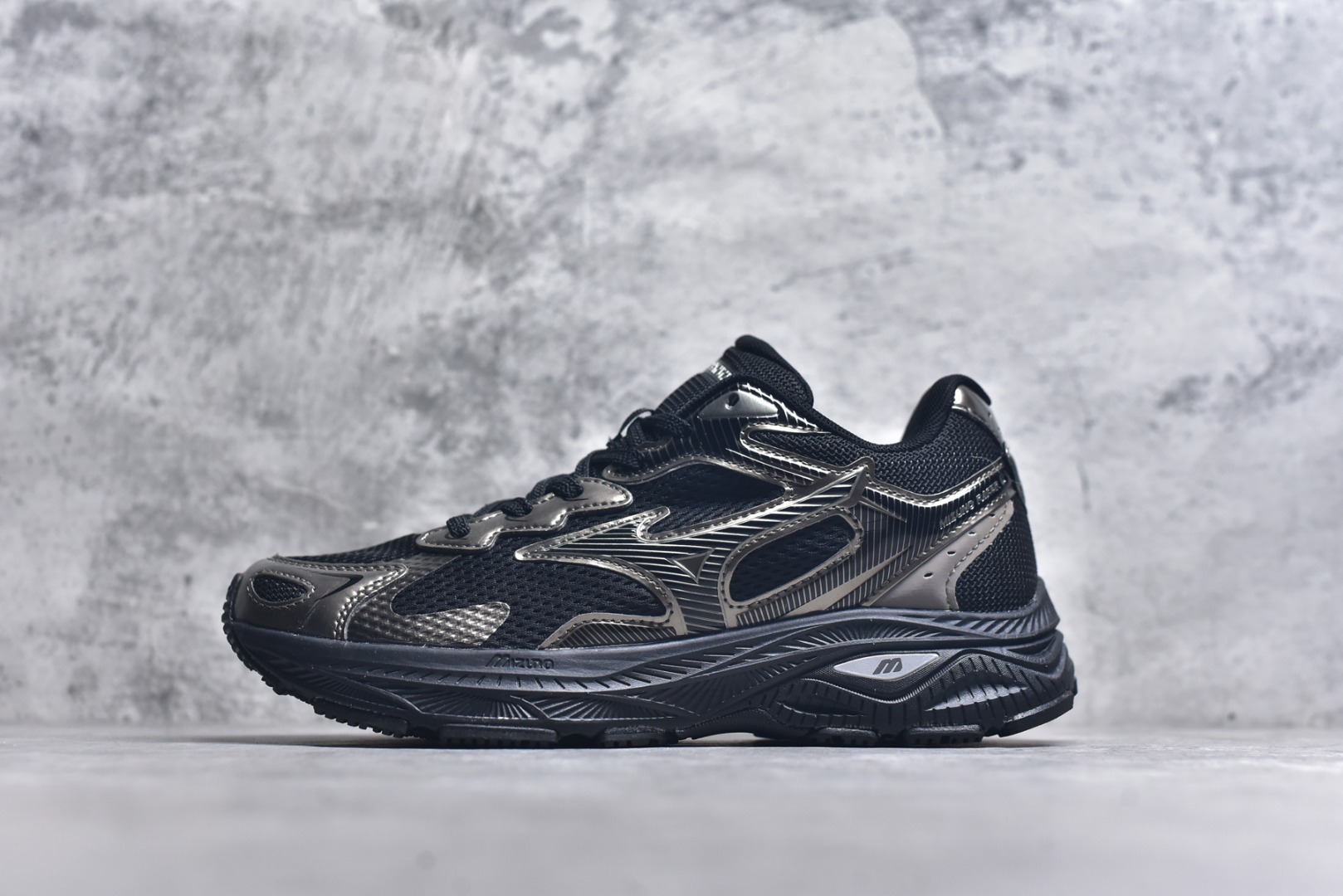 #Mizuno Racer S 潮流复古防滑耐磨透气 低帮 休闲训练长跑短跑城市通勤跑步鞋 美津浓（Mizuno）是日本美津浓株式会社于1906年创立的运动品牌，经过一个多世纪的不断努力现已成为世界著名的运动器具、服装和鞋类生产商。美津浓力求服务于各类运动项目，并竭力使运动生活更加愉快和振奋。产品种类齐全，覆盖几乎全部主要运动项目，达到30万多个品类。尺码：36 36.5 37.5 38 38.5 39 40 40.5 41 42 42.5 43 44 44.5 45-选品中心