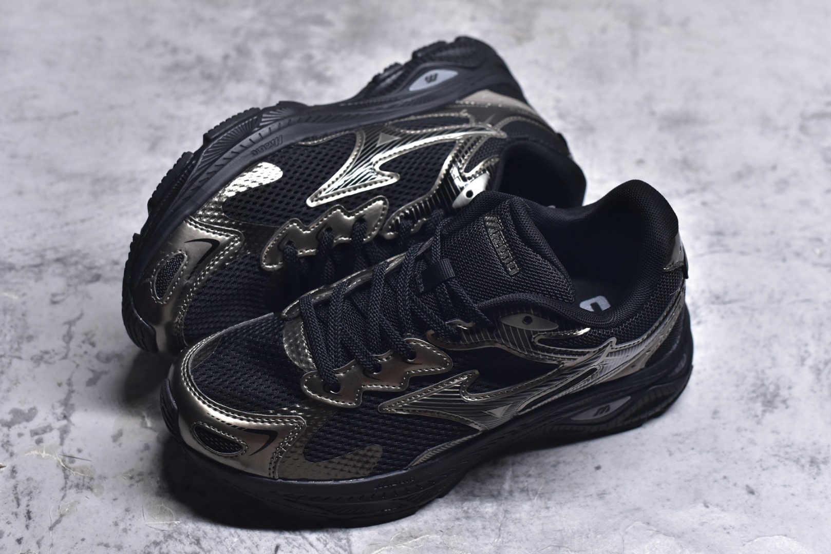 图片[7]-#Mizuno Racer S 潮流复古防滑耐磨透气 低帮 休闲训练长跑短跑城市通勤跑步鞋 美津浓（Mizuno）是日本美津浓株式会社于1906年创立的运动品牌，经过一个多世纪的不断努力现已成为世界著名的运动器具、服装和鞋类生产商。美津浓力求服务于各类运动项目，并竭力使运动生活更加愉快和振奋。产品种类齐全，覆盖几乎全部主要运动项目，达到30万多个品类。尺码：36 36.5 37.5 38 38.5 39 40 40.5 41 42 42.5 43 44 44.5 45-选品中心