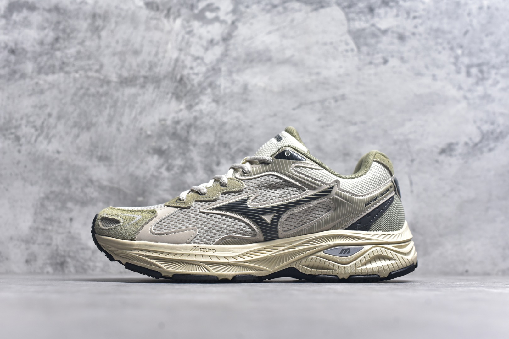 #Mizuno Racer S 潮流复古防滑耐磨透气 低帮 休闲训练长跑短跑城市通勤跑步鞋 美津浓（Mizuno）是日本美津浓株式会社于1906年创立的运动品牌，经过一个多世纪的不断努力现已成为世界著名的运动器具、服装和鞋类生产商。美津浓力求服务于各类运动项目，并竭力使运动生活更加愉快和振奋。产品种类齐全，覆盖几乎全部主要运动项目，达到30万多个品类。尺码：36 36.5 37.5 38 38.5 39 40 40.5 41 42 42.5 43 44 44.5 45-选品中心