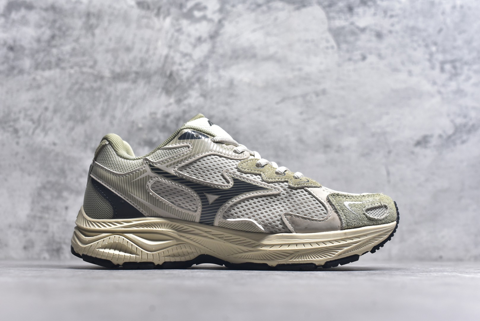 图片[3]-#Mizuno Racer S 潮流复古防滑耐磨透气 低帮 休闲训练长跑短跑城市通勤跑步鞋 美津浓（Mizuno）是日本美津浓株式会社于1906年创立的运动品牌，经过一个多世纪的不断努力现已成为世界著名的运动器具、服装和鞋类生产商。美津浓力求服务于各类运动项目，并竭力使运动生活更加愉快和振奋。产品种类齐全，覆盖几乎全部主要运动项目，达到30万多个品类。尺码：36 36.5 37.5 38 38.5 39 40 40.5 41 42 42.5 43 44 44.5 45-选品中心