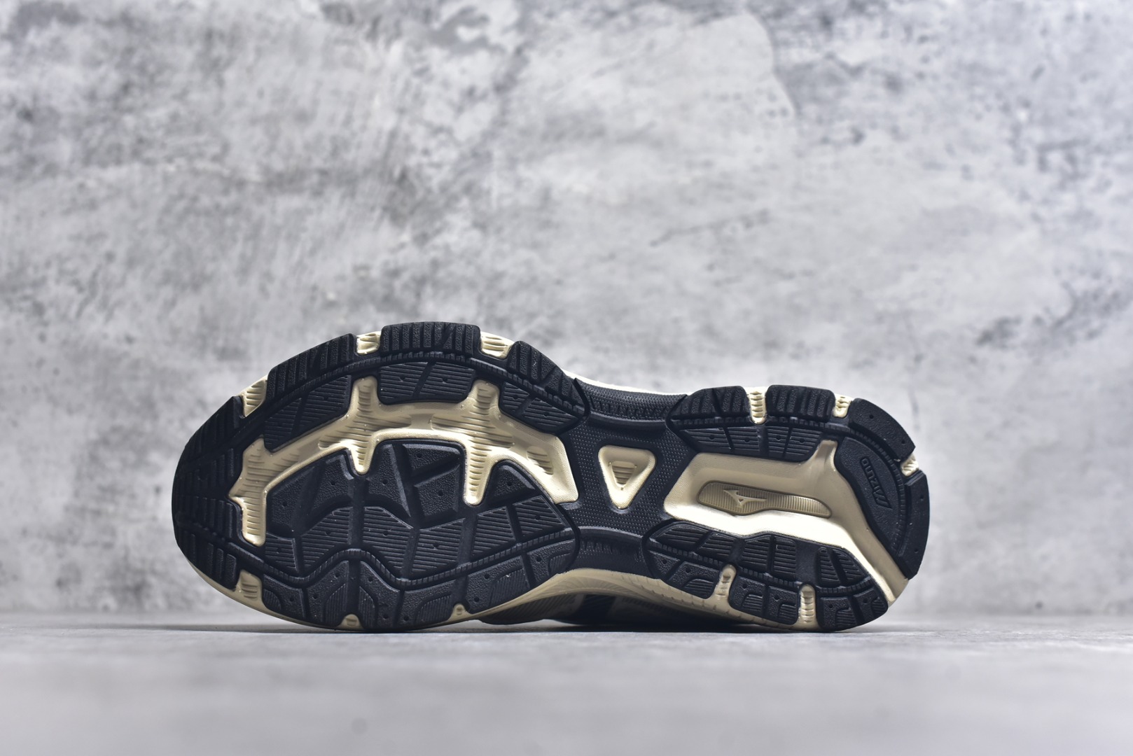 图片[6]-#Mizuno Racer S 潮流复古防滑耐磨透气 低帮 休闲训练长跑短跑城市通勤跑步鞋 美津浓（Mizuno）是日本美津浓株式会社于1906年创立的运动品牌，经过一个多世纪的不断努力现已成为世界著名的运动器具、服装和鞋类生产商。美津浓力求服务于各类运动项目，并竭力使运动生活更加愉快和振奋。产品种类齐全，覆盖几乎全部主要运动项目，达到30万多个品类。尺码：36 36.5 37.5 38 38.5 39 40 40.5 41 42 42.5 43 44 44.5 45-选品中心