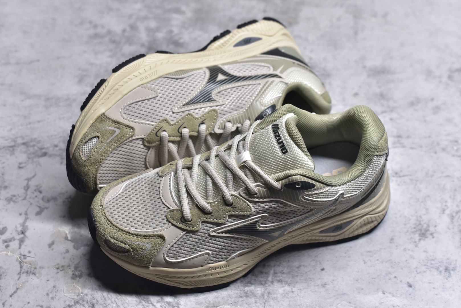 图片[7]-#Mizuno Racer S 潮流复古防滑耐磨透气 低帮 休闲训练长跑短跑城市通勤跑步鞋 美津浓（Mizuno）是日本美津浓株式会社于1906年创立的运动品牌，经过一个多世纪的不断努力现已成为世界著名的运动器具、服装和鞋类生产商。美津浓力求服务于各类运动项目，并竭力使运动生活更加愉快和振奋。产品种类齐全，覆盖几乎全部主要运动项目，达到30万多个品类。尺码：36 36.5 37.5 38 38.5 39 40 40.5 41 42 42.5 43 44 44.5 45-选品中心