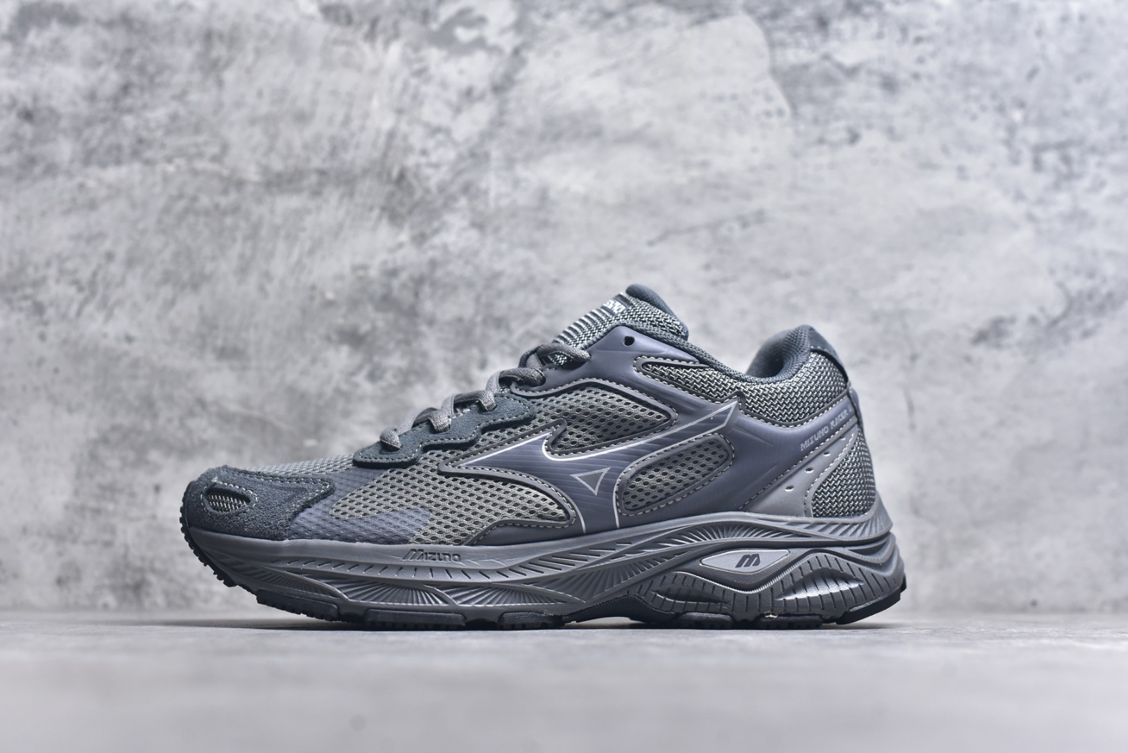 #Mizuno Racer S 潮流复古防滑耐磨透气 低帮 休闲训练长跑短跑城市通勤跑步鞋 美津浓（Mizuno）是日本美津浓株式会社于1906年创立的运动品牌，经过一个多世纪的不断努力现已成为世界著名的运动器具、服装和鞋类生产商。美津浓力求服务于各类运动项目，并竭力使运动生活更加愉快和振奋。产品种类齐全，覆盖几乎全部主要运动项目，达到30万多个品类。尺码：36 36.5 37.5 38 38.5 39 40 40.5 41 42 42.5 43 44 44.5 45-选品中心