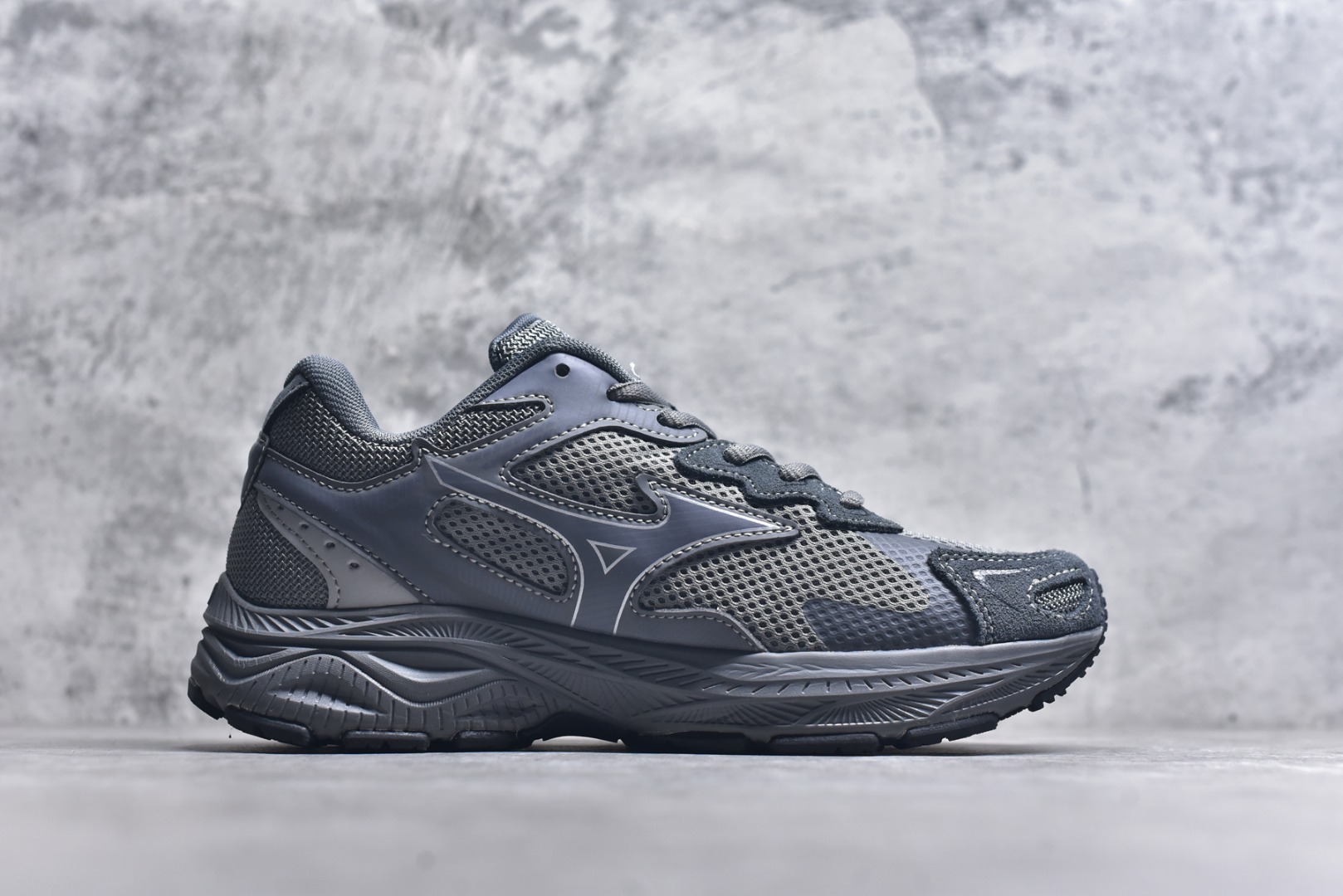 图片[3]-#Mizuno Racer S 潮流复古防滑耐磨透气 低帮 休闲训练长跑短跑城市通勤跑步鞋 美津浓（Mizuno）是日本美津浓株式会社于1906年创立的运动品牌，经过一个多世纪的不断努力现已成为世界著名的运动器具、服装和鞋类生产商。美津浓力求服务于各类运动项目，并竭力使运动生活更加愉快和振奋。产品种类齐全，覆盖几乎全部主要运动项目，达到30万多个品类。尺码：36 36.5 37.5 38 38.5 39 40 40.5 41 42 42.5 43 44 44.5 45-选品中心