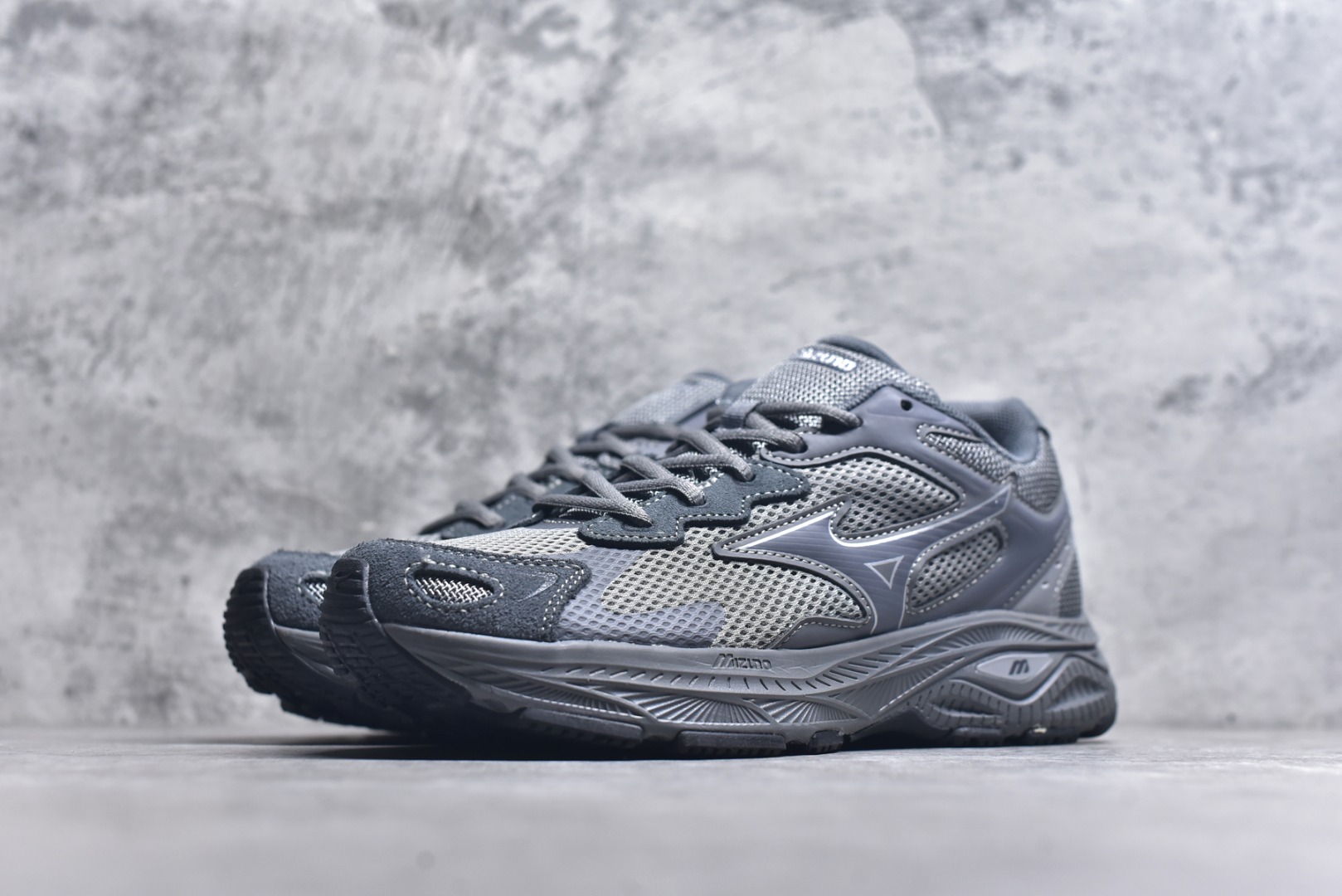 图片[2]-#Mizuno Racer S 潮流复古防滑耐磨透气 低帮 休闲训练长跑短跑城市通勤跑步鞋 美津浓（Mizuno）是日本美津浓株式会社于1906年创立的运动品牌，经过一个多世纪的不断努力现已成为世界著名的运动器具、服装和鞋类生产商。美津浓力求服务于各类运动项目，并竭力使运动生活更加愉快和振奋。产品种类齐全，覆盖几乎全部主要运动项目，达到30万多个品类。尺码：36 36.5 37.5 38 38.5 39 40 40.5 41 42 42.5 43 44 44.5 45-选品中心