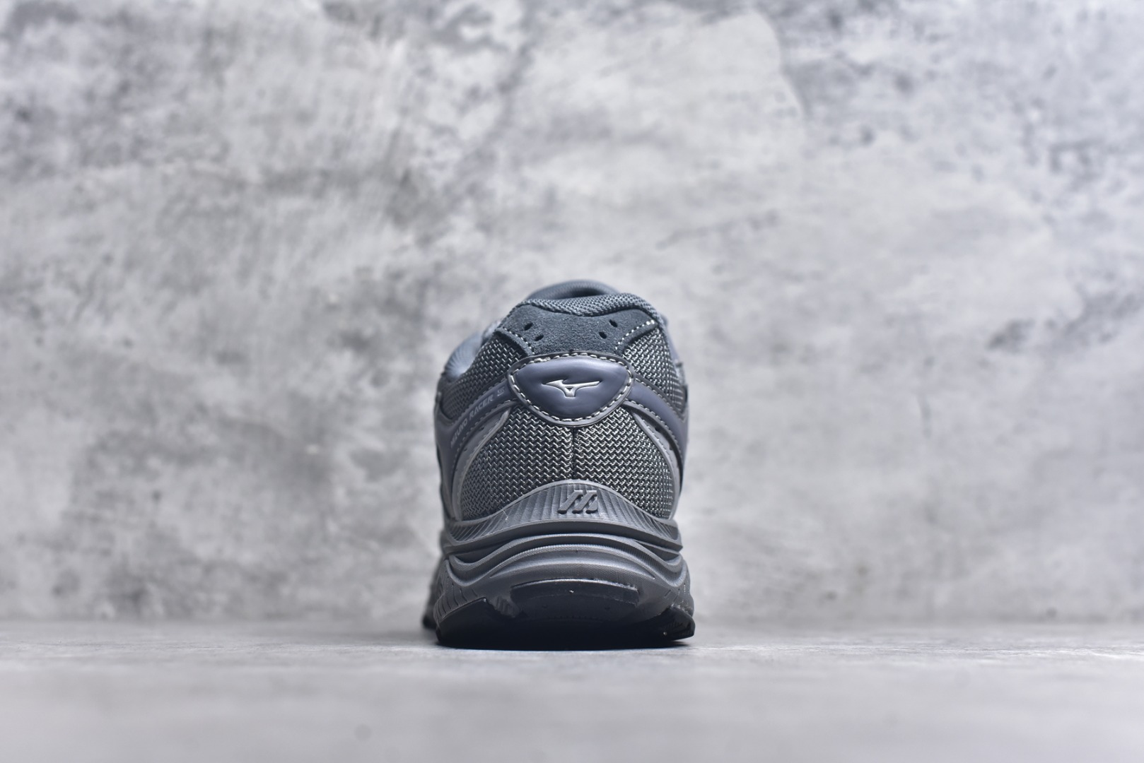 图片[5]-#Mizuno Racer S 潮流复古防滑耐磨透气 低帮 休闲训练长跑短跑城市通勤跑步鞋 美津浓（Mizuno）是日本美津浓株式会社于1906年创立的运动品牌，经过一个多世纪的不断努力现已成为世界著名的运动器具、服装和鞋类生产商。美津浓力求服务于各类运动项目，并竭力使运动生活更加愉快和振奋。产品种类齐全，覆盖几乎全部主要运动项目，达到30万多个品类。尺码：36 36.5 37.5 38 38.5 39 40 40.5 41 42 42.5 43 44 44.5 45-选品中心