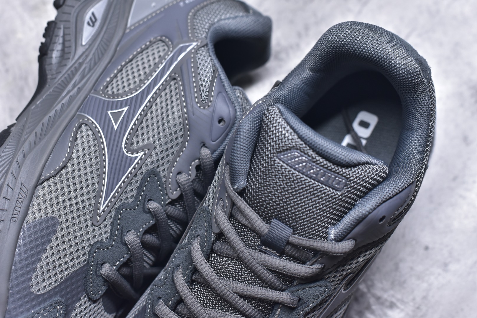 图片[9]-#Mizuno Racer S 潮流复古防滑耐磨透气 低帮 休闲训练长跑短跑城市通勤跑步鞋 美津浓（Mizuno）是日本美津浓株式会社于1906年创立的运动品牌，经过一个多世纪的不断努力现已成为世界著名的运动器具、服装和鞋类生产商。美津浓力求服务于各类运动项目，并竭力使运动生活更加愉快和振奋。产品种类齐全，覆盖几乎全部主要运动项目，达到30万多个品类。尺码：36 36.5 37.5 38 38.5 39 40 40.5 41 42 42.5 43 44 44.5 45-选品中心