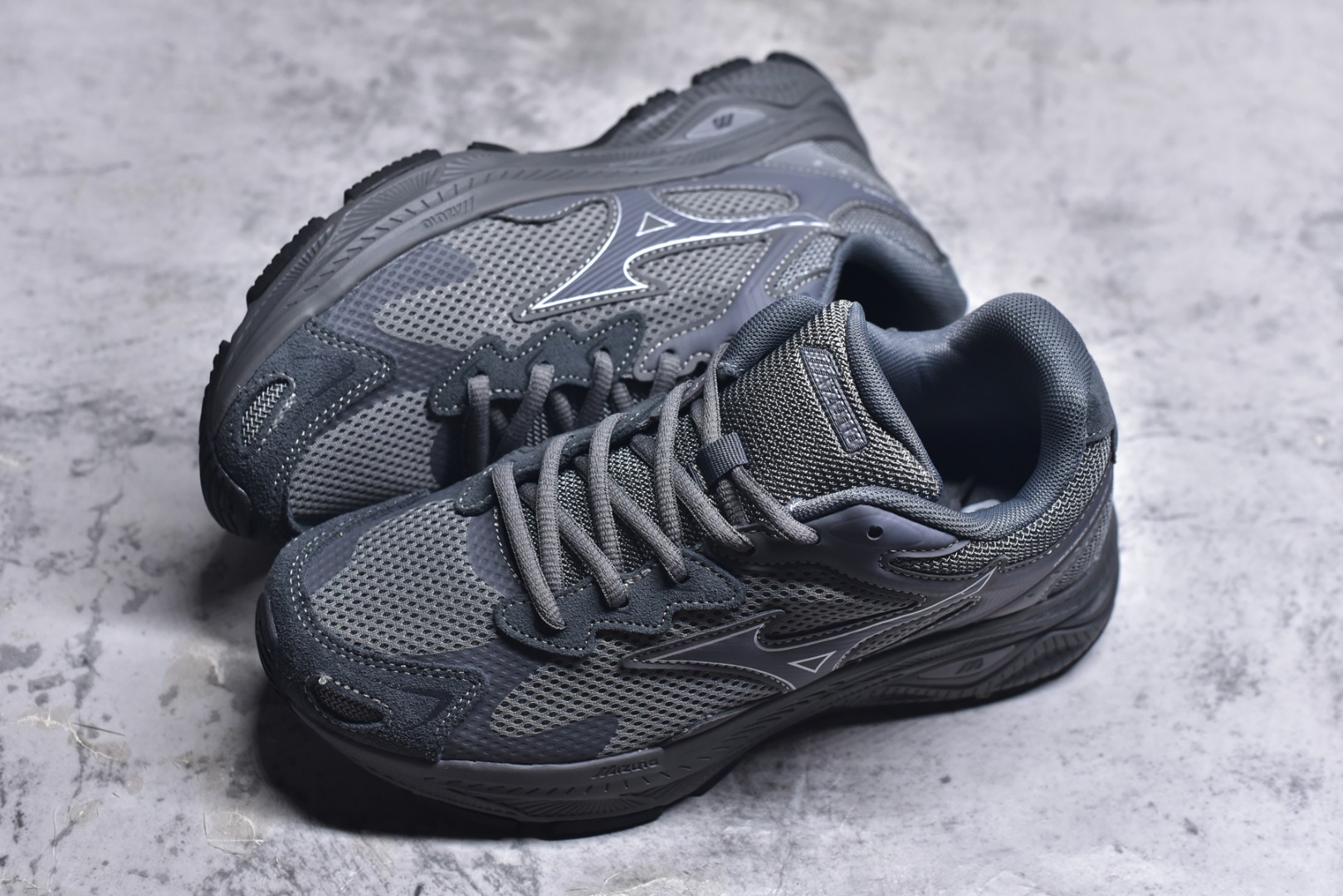 图片[7]-#Mizuno Racer S 潮流复古防滑耐磨透气 低帮 休闲训练长跑短跑城市通勤跑步鞋 美津浓（Mizuno）是日本美津浓株式会社于1906年创立的运动品牌，经过一个多世纪的不断努力现已成为世界著名的运动器具、服装和鞋类生产商。美津浓力求服务于各类运动项目，并竭力使运动生活更加愉快和振奋。产品种类齐全，覆盖几乎全部主要运动项目，达到30万多个品类。尺码：36 36.5 37.5 38 38.5 39 40 40.5 41 42 42.5 43 44 44.5 45-选品中心