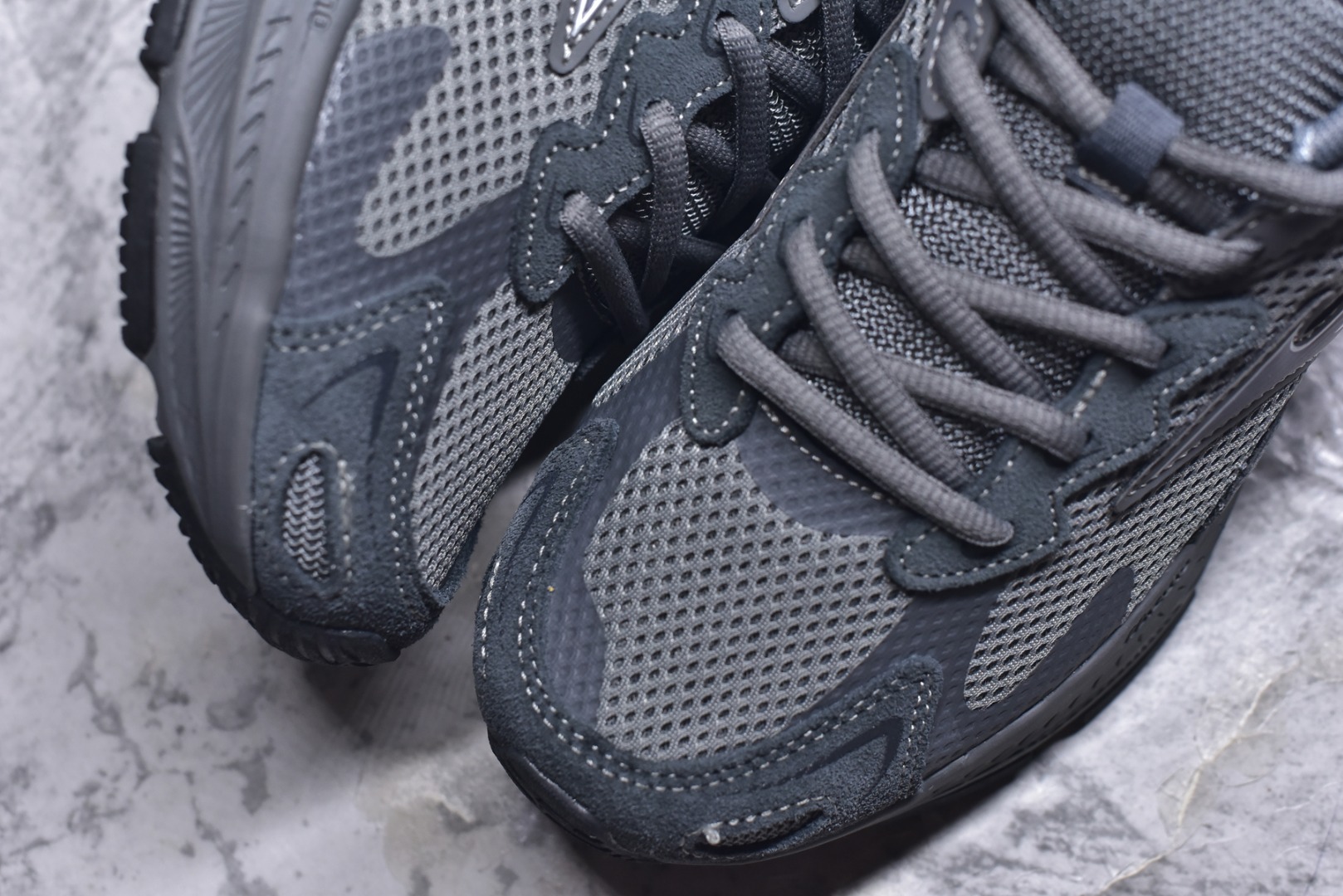 图片[8]-#Mizuno Racer S 潮流复古防滑耐磨透气 低帮 休闲训练长跑短跑城市通勤跑步鞋 美津浓（Mizuno）是日本美津浓株式会社于1906年创立的运动品牌，经过一个多世纪的不断努力现已成为世界著名的运动器具、服装和鞋类生产商。美津浓力求服务于各类运动项目，并竭力使运动生活更加愉快和振奋。产品种类齐全，覆盖几乎全部主要运动项目，达到30万多个品类。尺码：36 36.5 37.5 38 38.5 39 40 40.5 41 42 42.5 43 44 44.5 45-选品中心